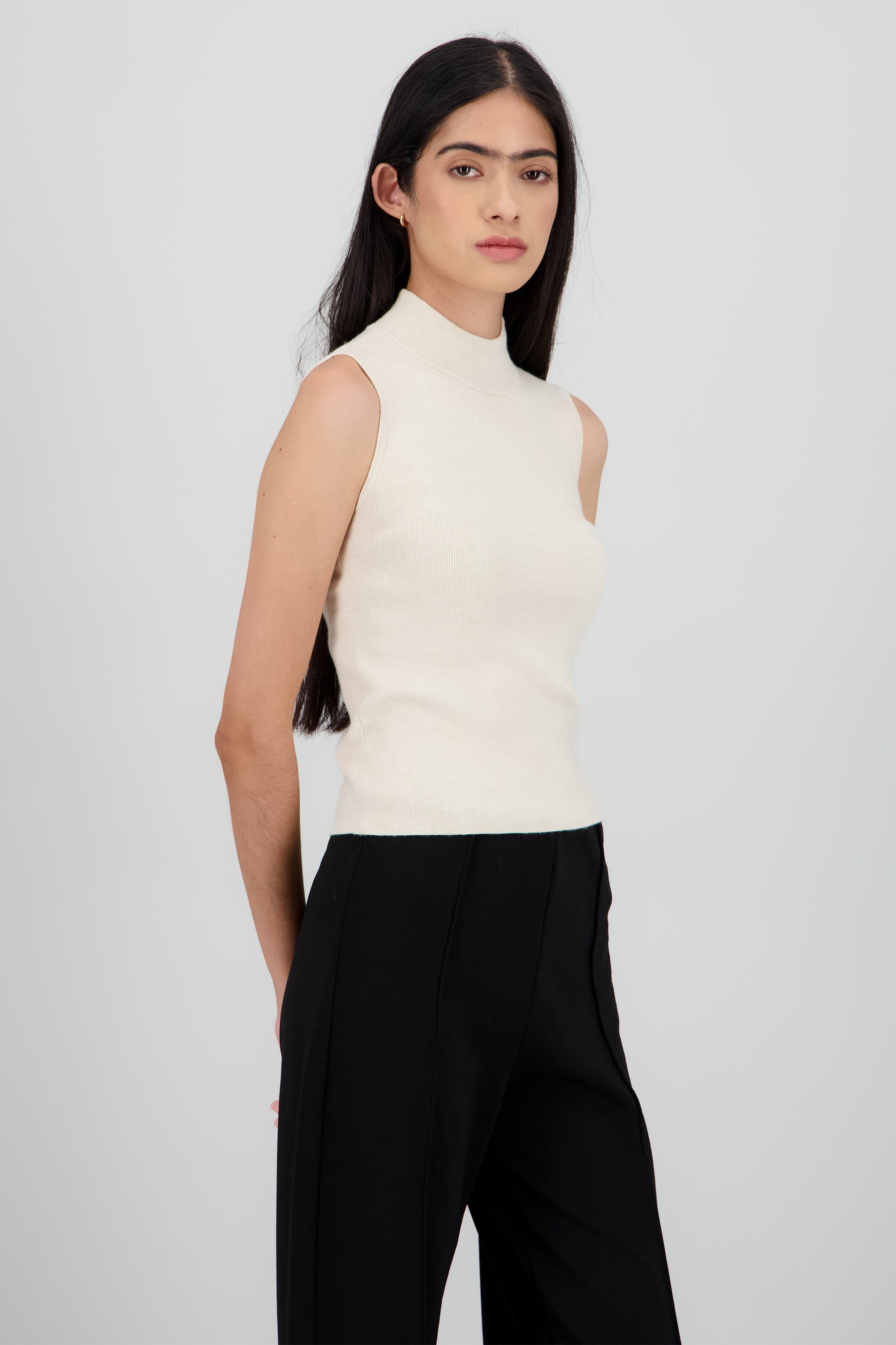 Top tejido sin manga cuello alto BEIGE