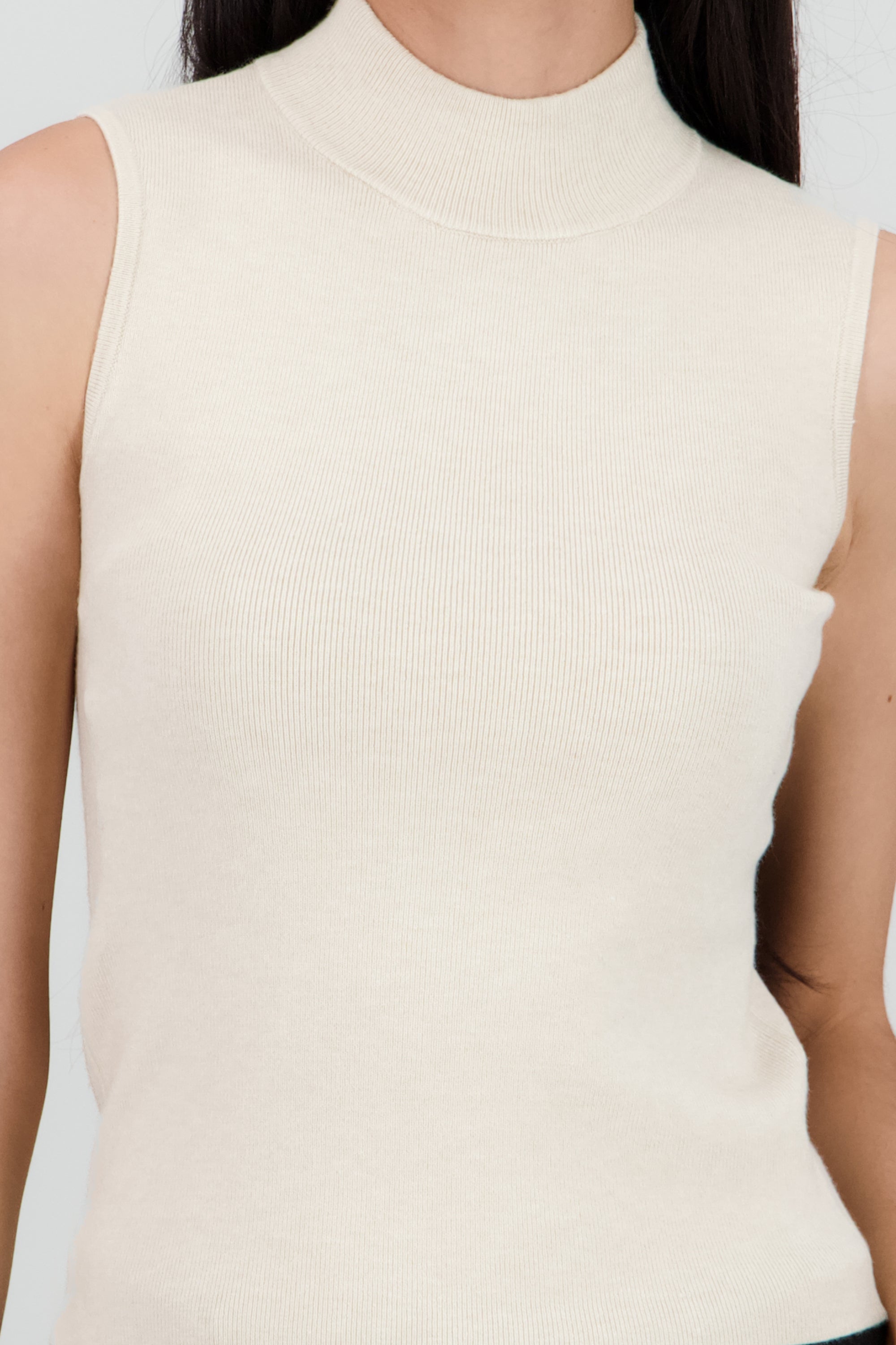 Top tejido sin manga cuello alto BEIGE