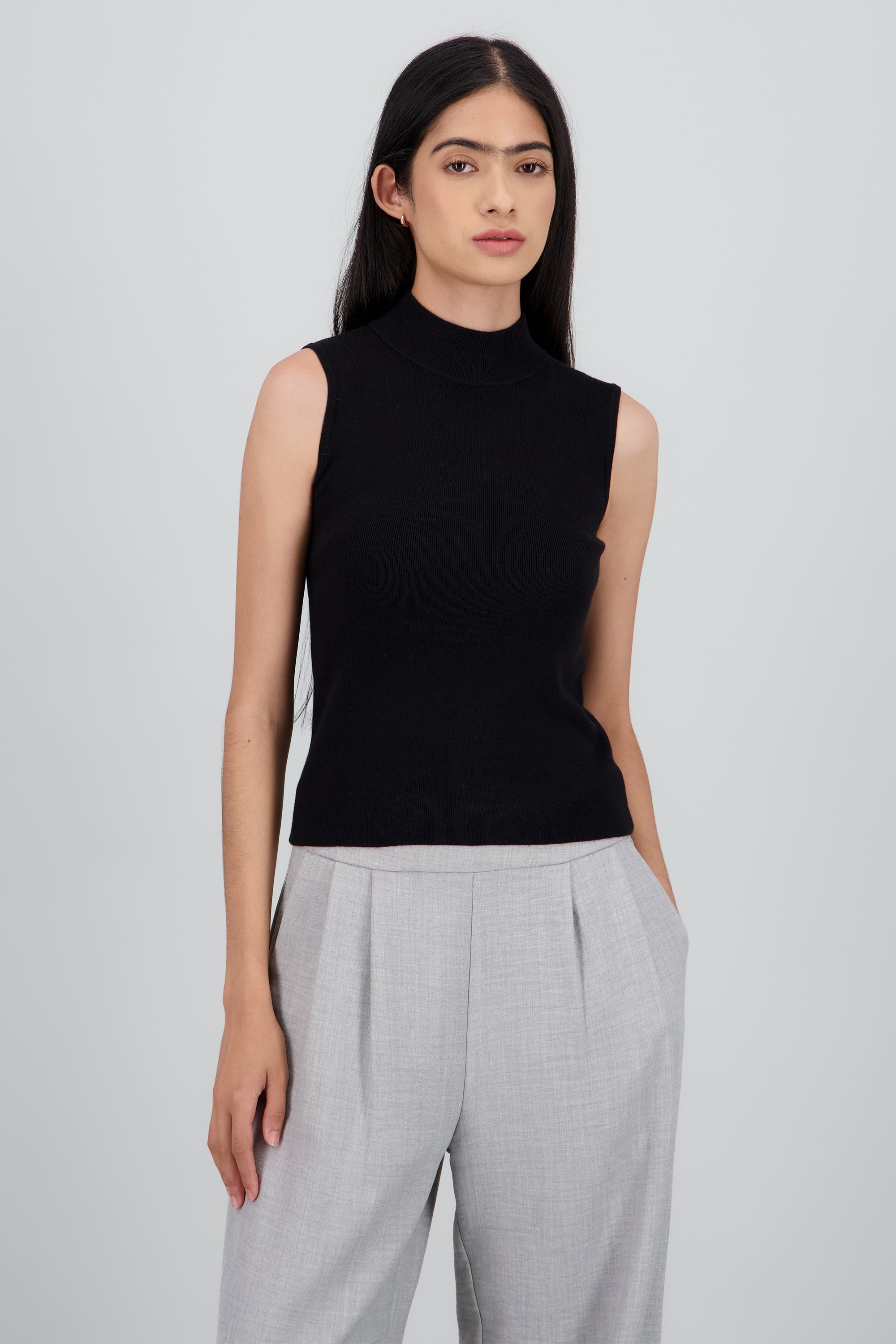 Top tejido sin manga cuello alto NEGRO