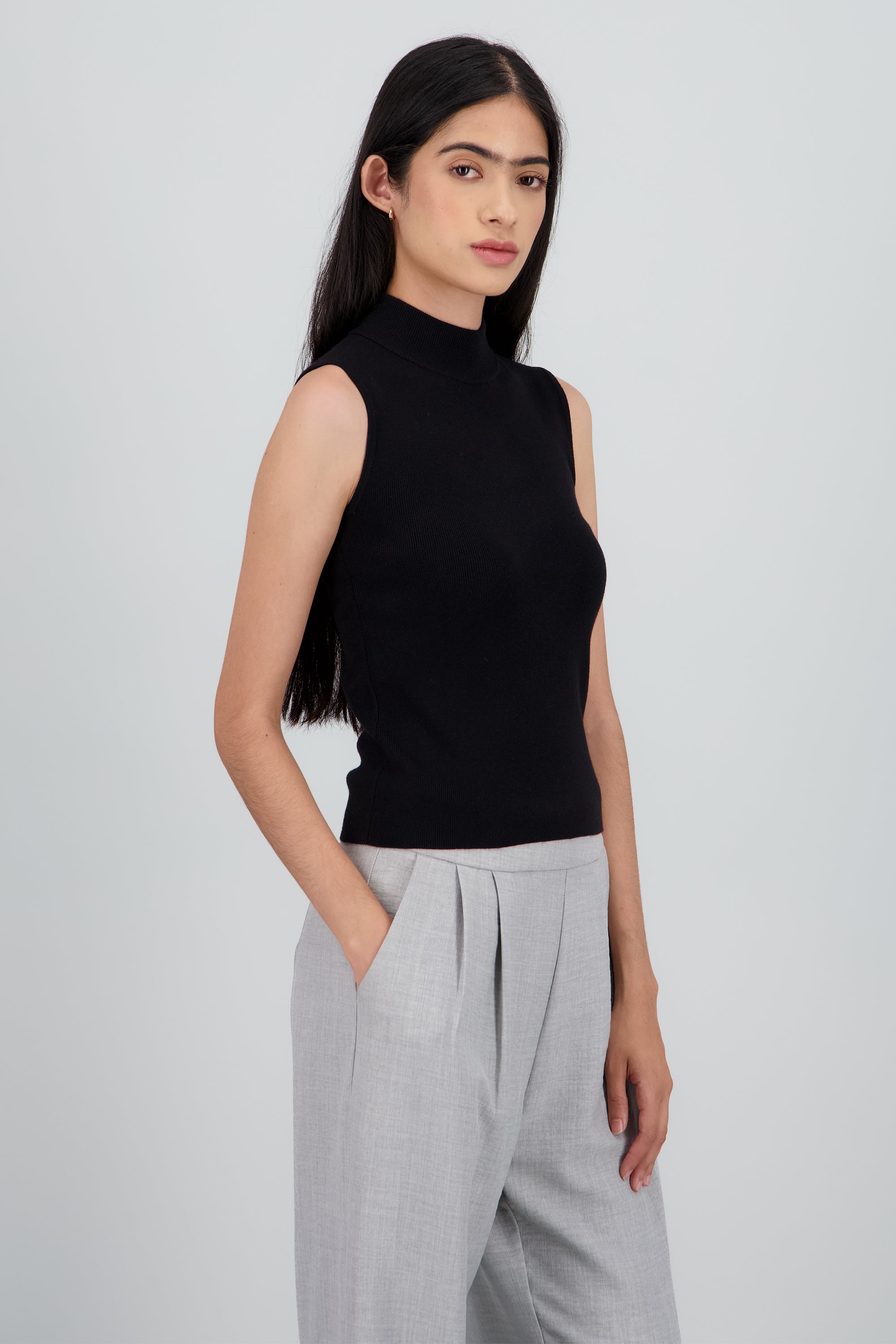 Top tejido sin manga cuello alto NEGRO