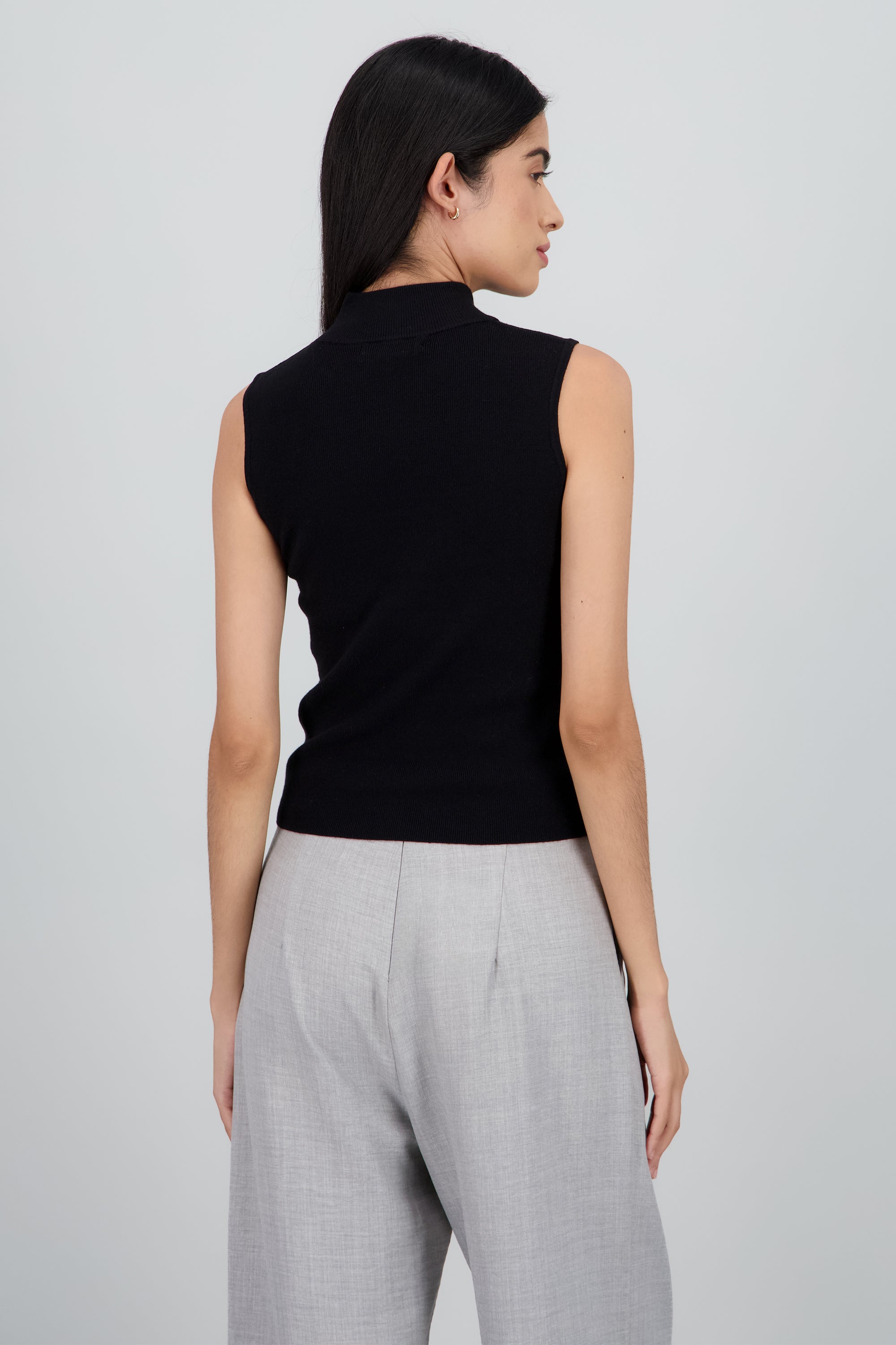 Top tejido sin manga cuello alto NEGRO