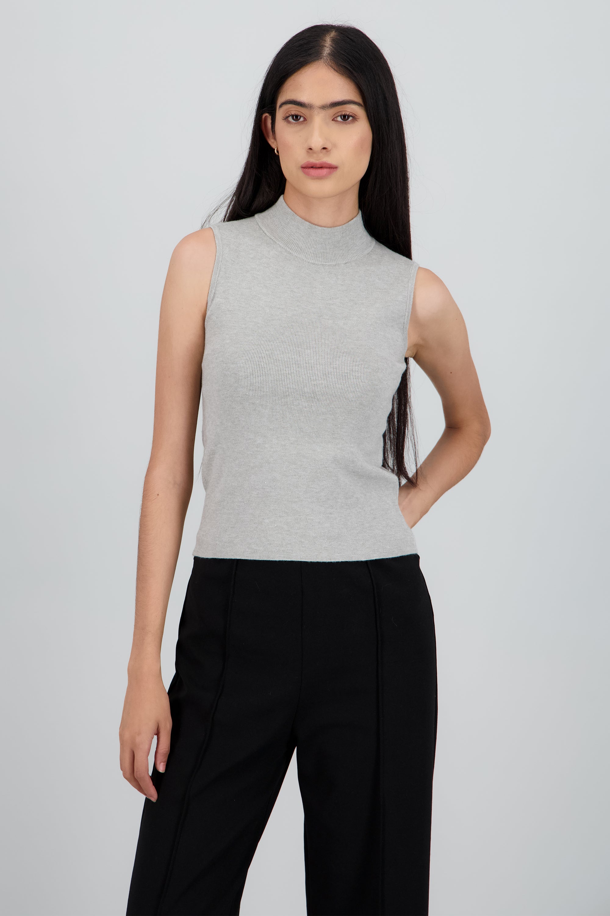 Top tejido sin manga cuello alto GRIS