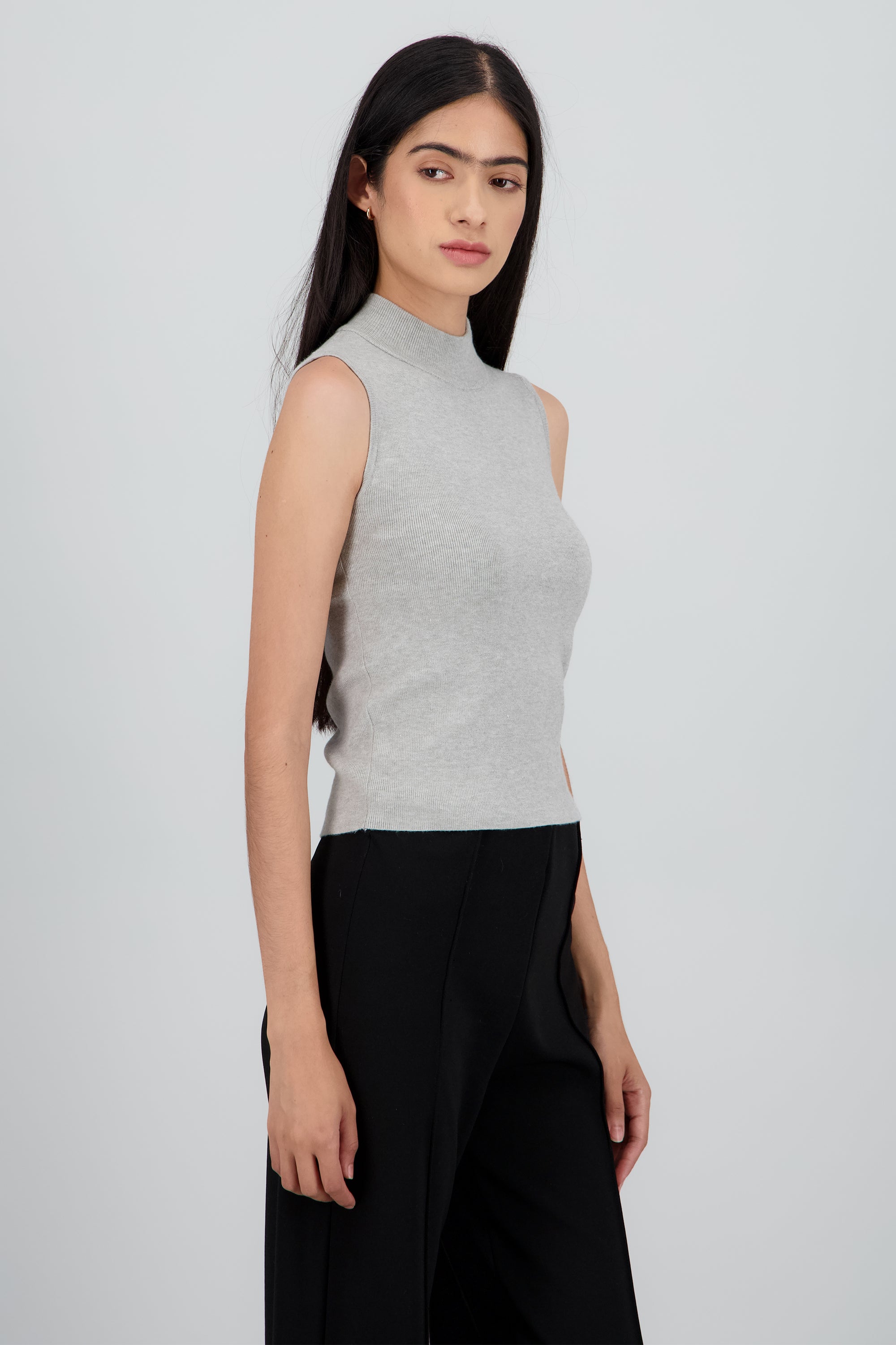 Top tejido sin manga cuello alto GRIS