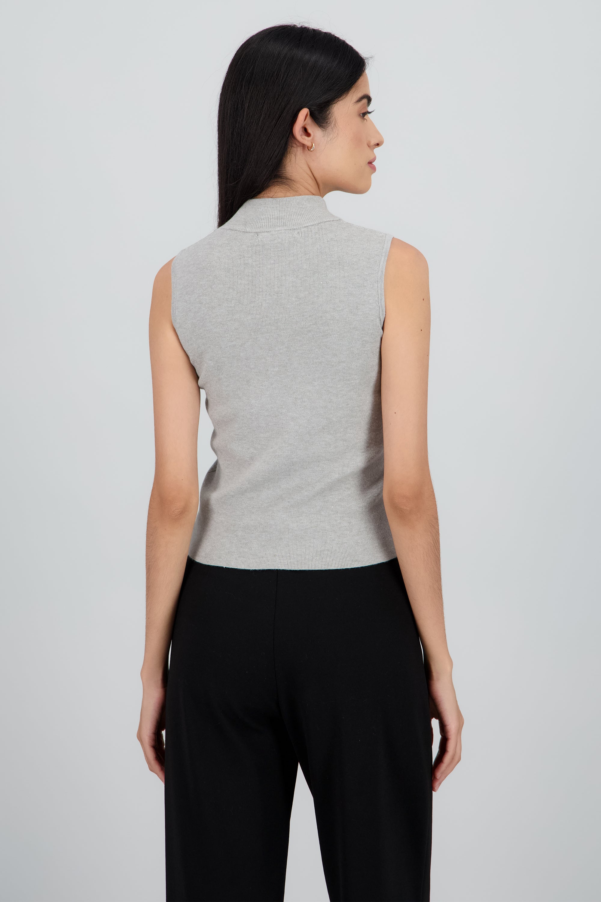 Top tejido sin manga cuello alto GRIS