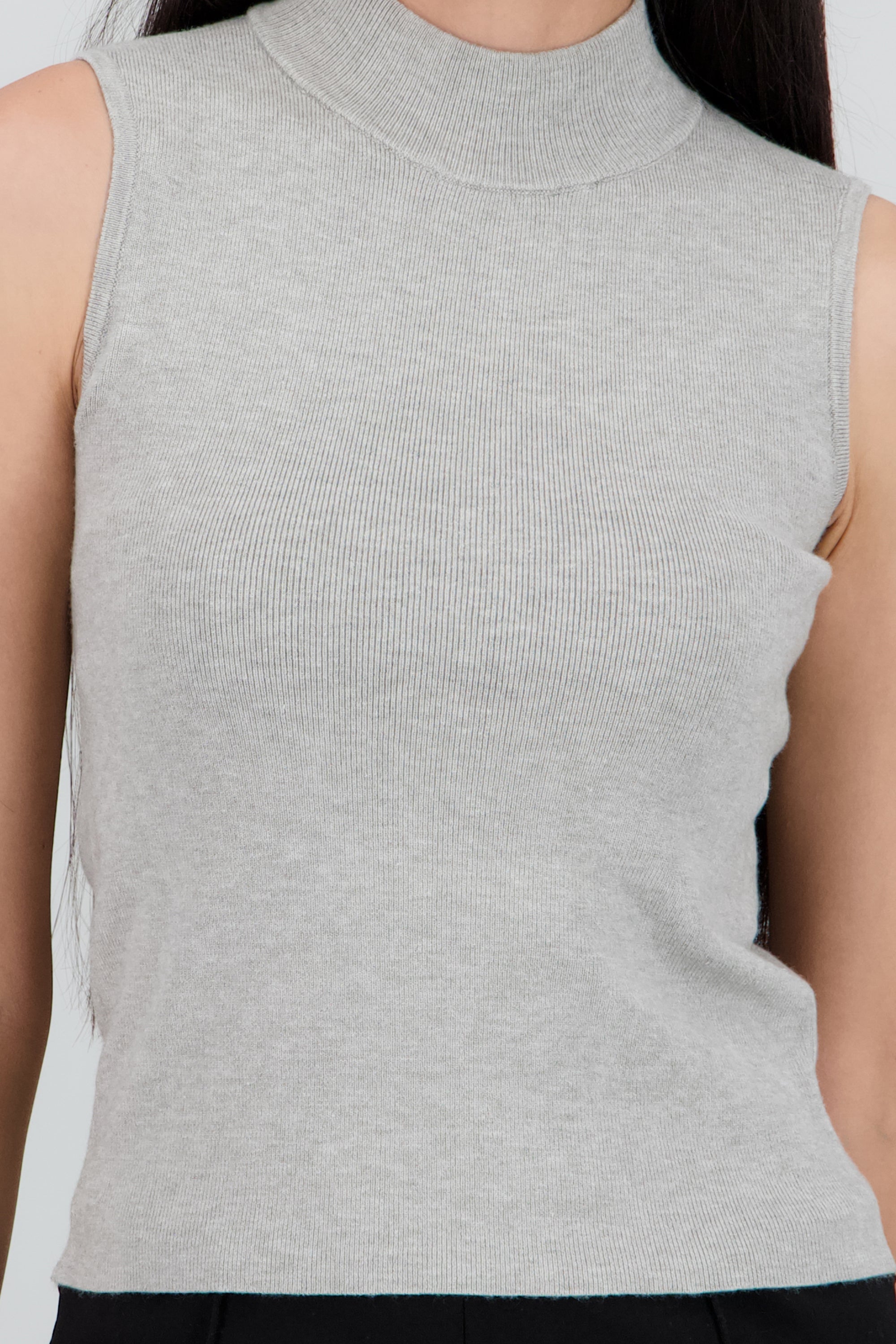 Top tejido sin manga cuello alto GRIS