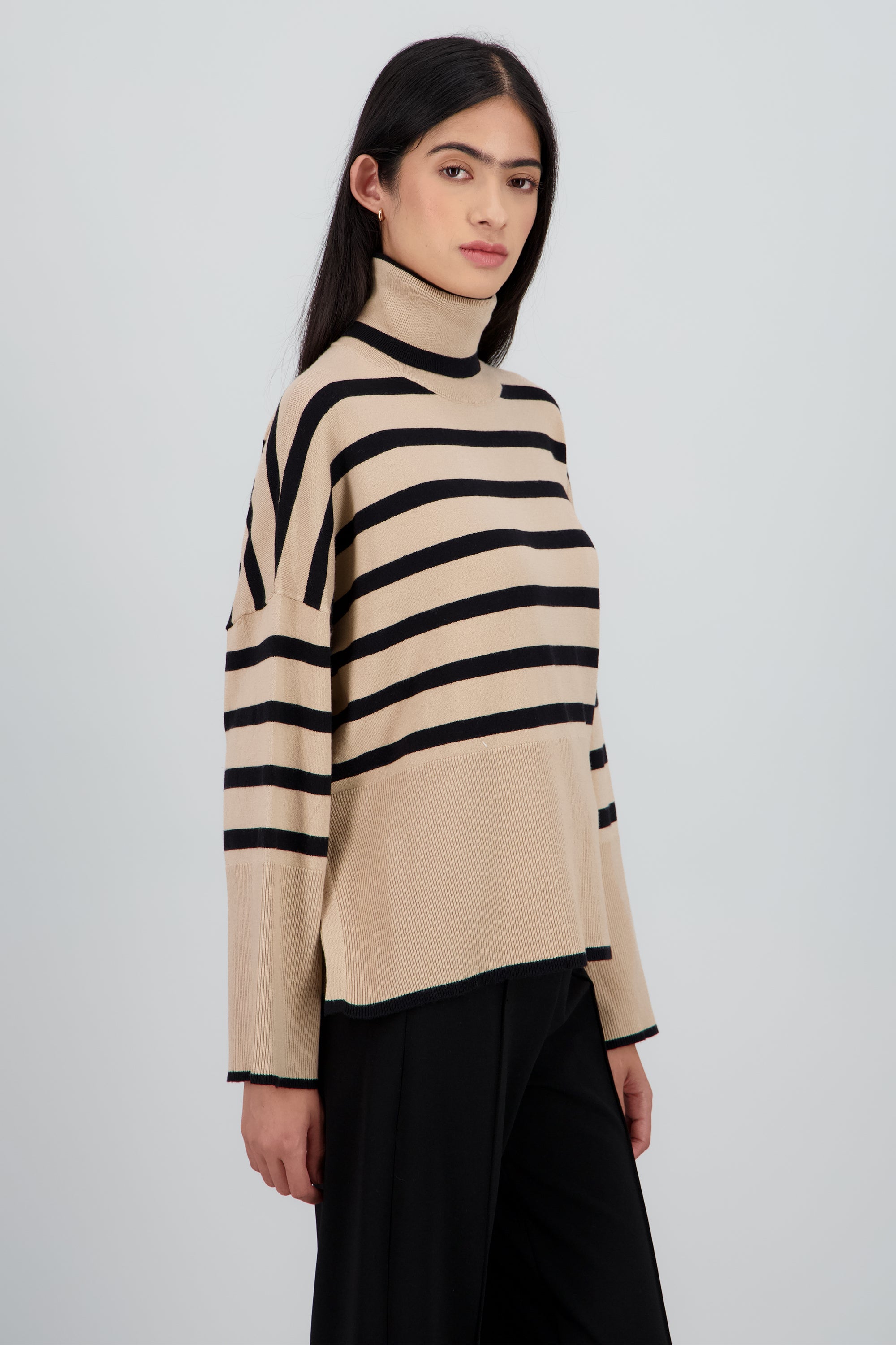 Sueter rayas cuello alto BEIGE