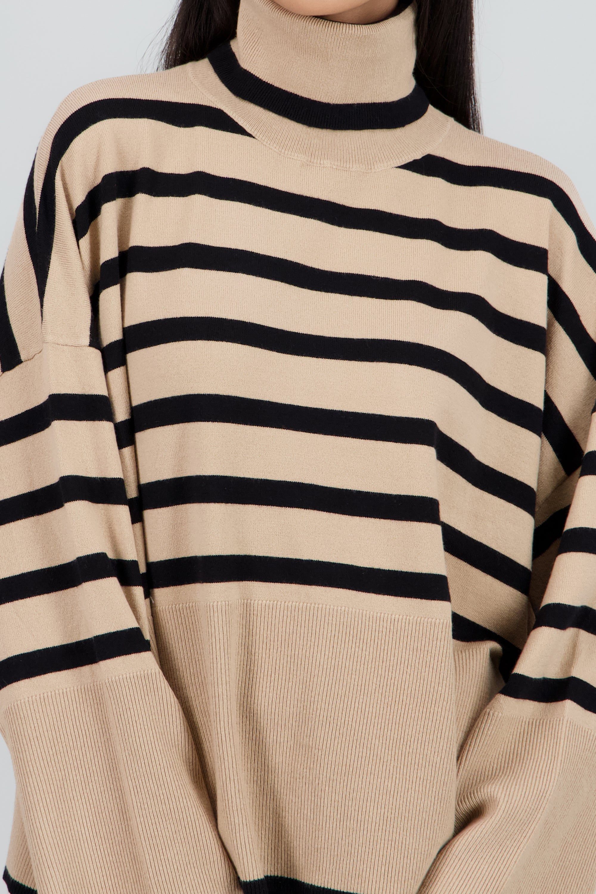 Sueter rayas cuello alto BEIGE