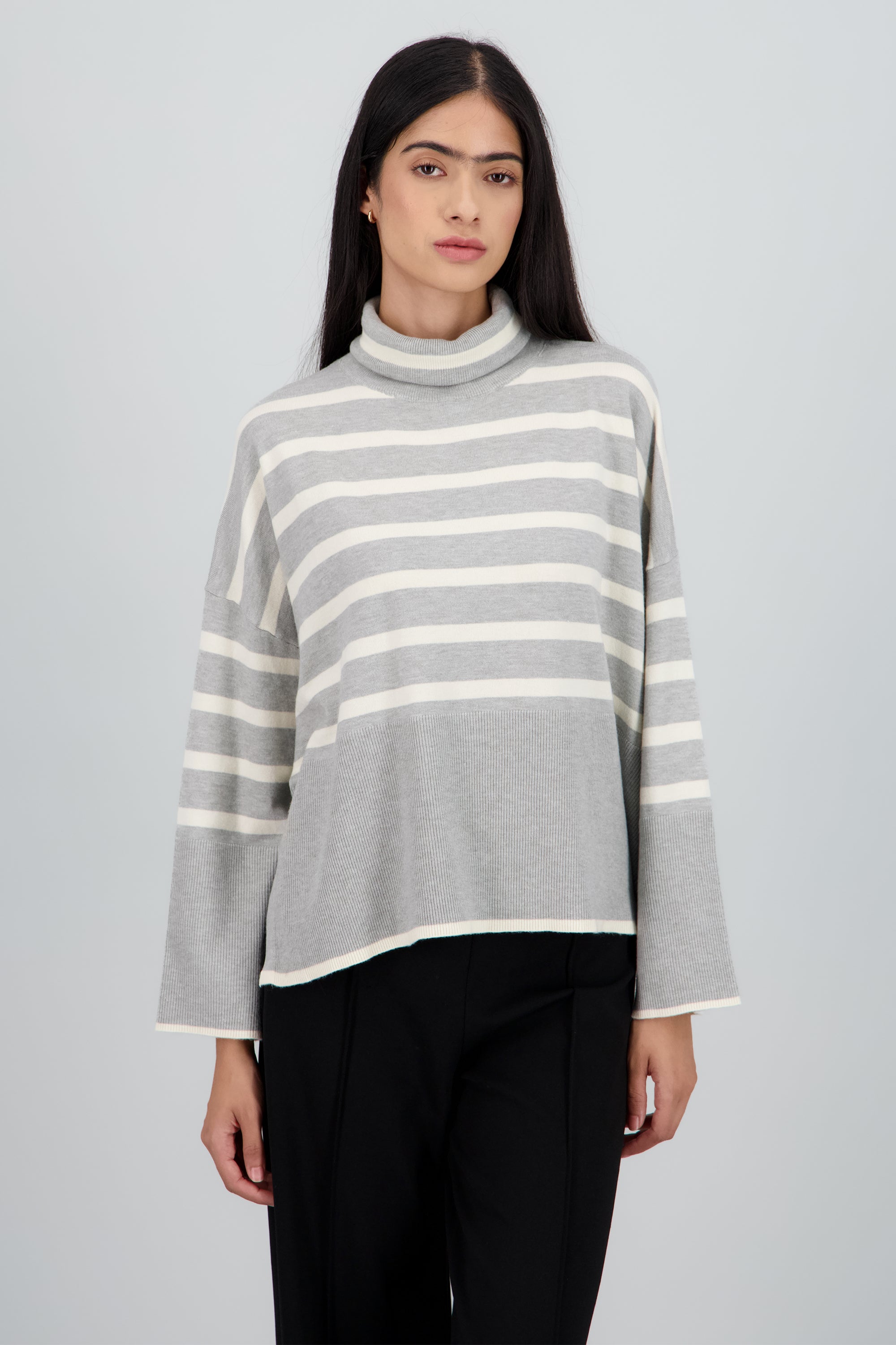 Sueter rayas cuello alto GRIS