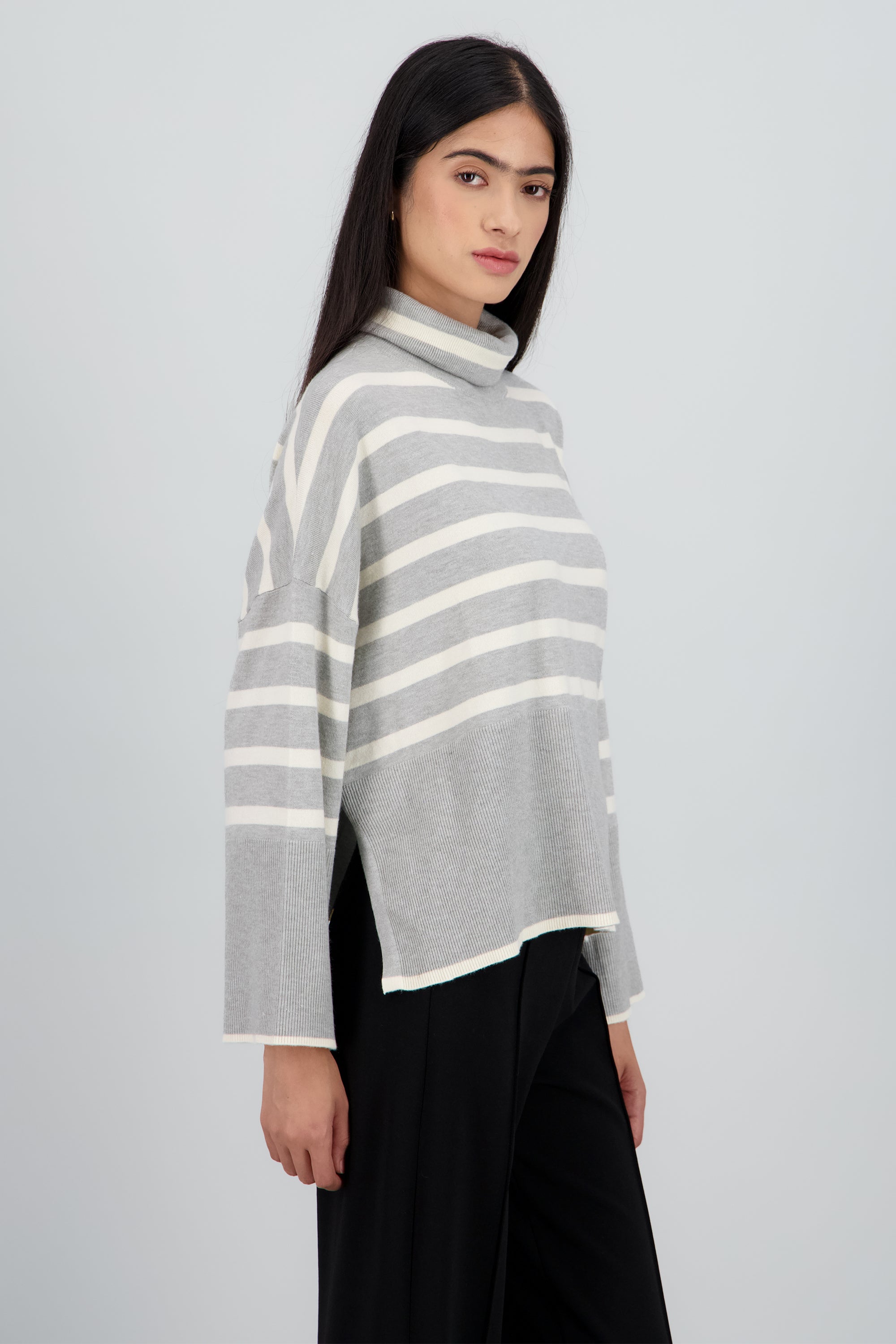 Sueter rayas cuello alto GRIS