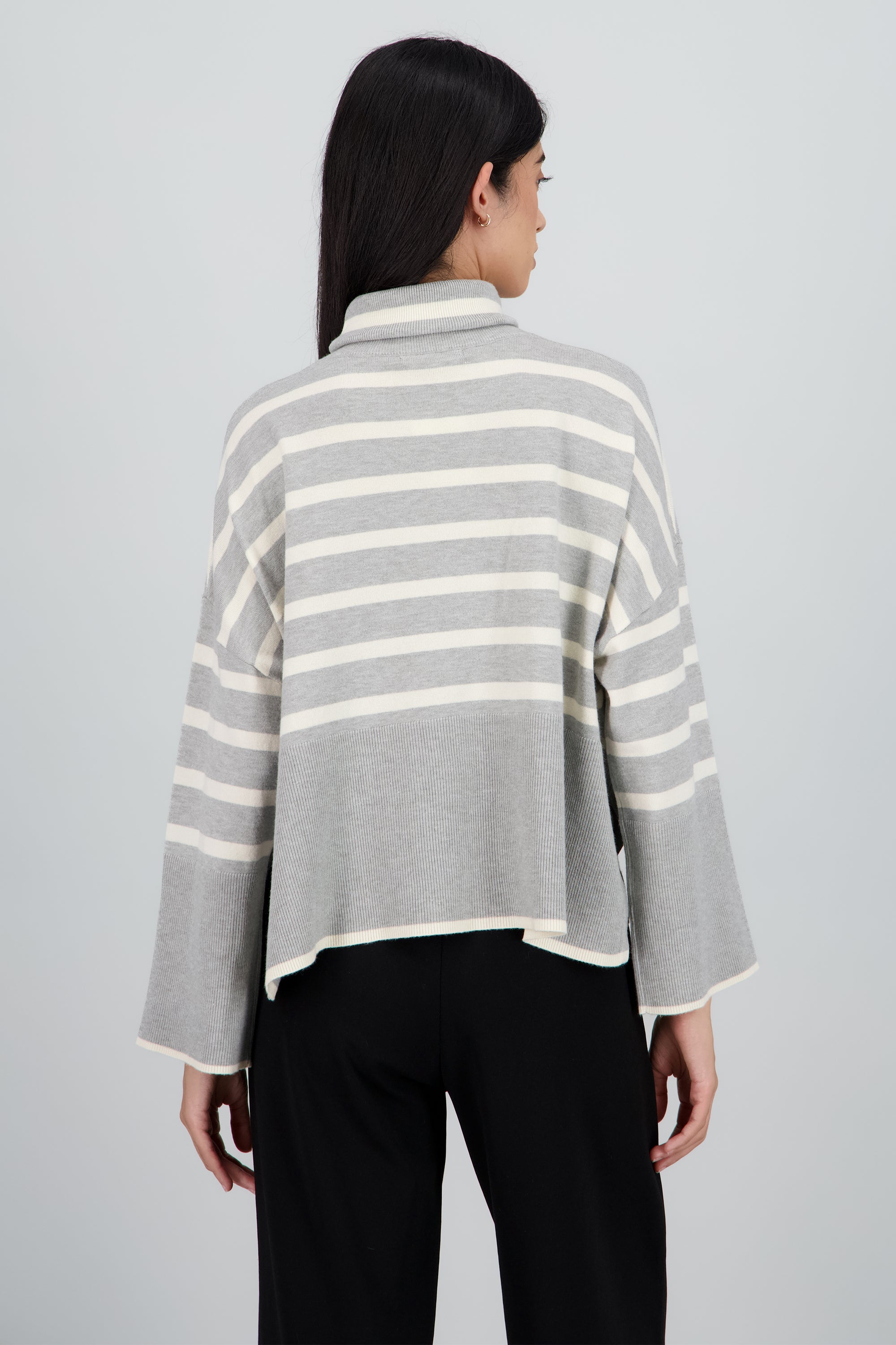 Sueter rayas cuello alto GRIS