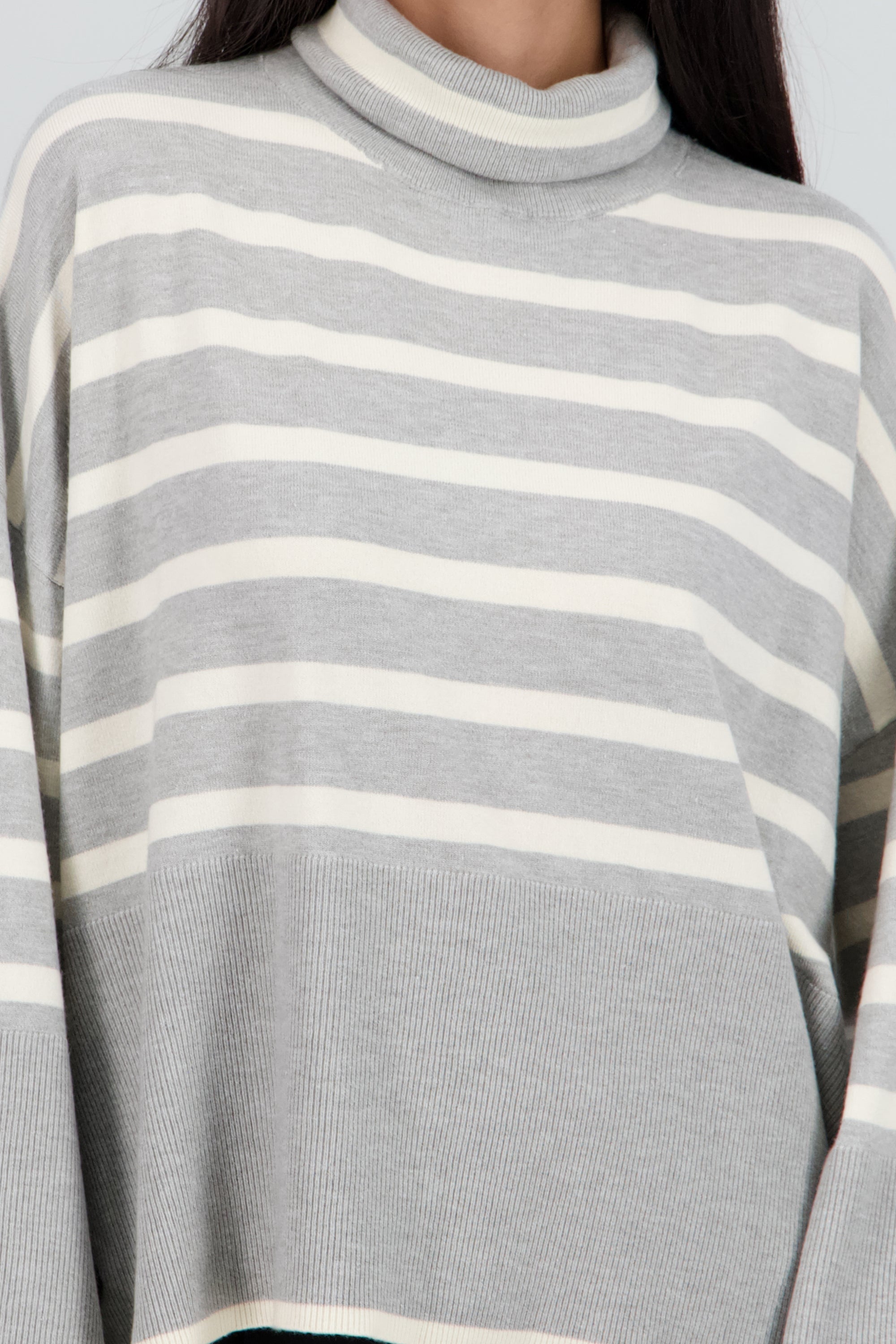 Sueter rayas cuello alto GRIS