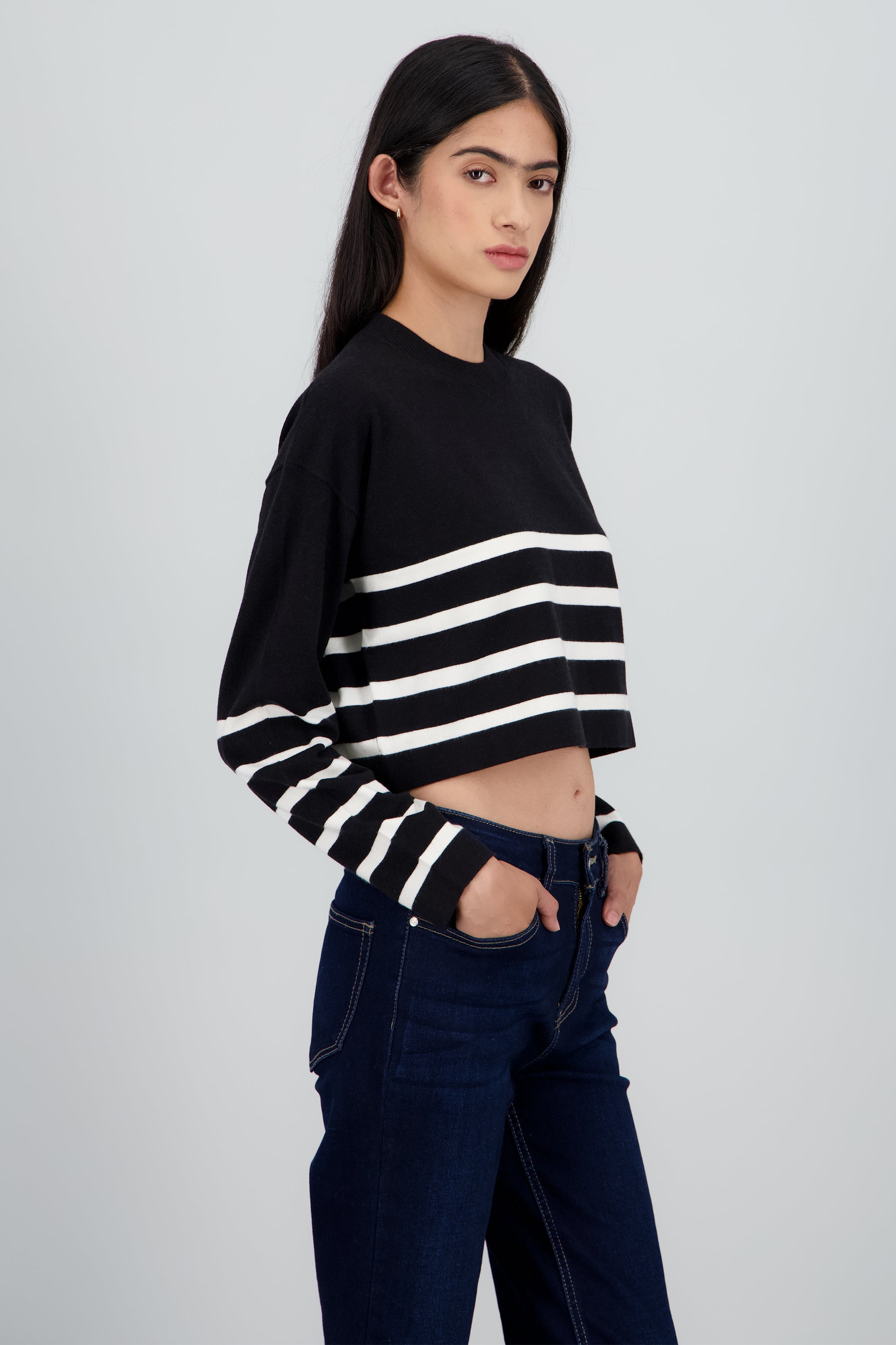 Sueter crop rayas cuello redondo NEGRO