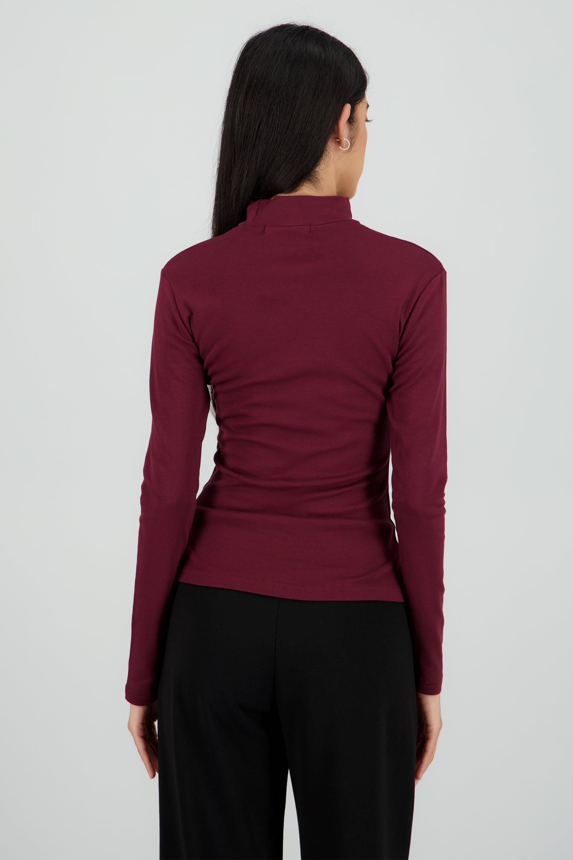 Top de manga larga con cuello alto VINO