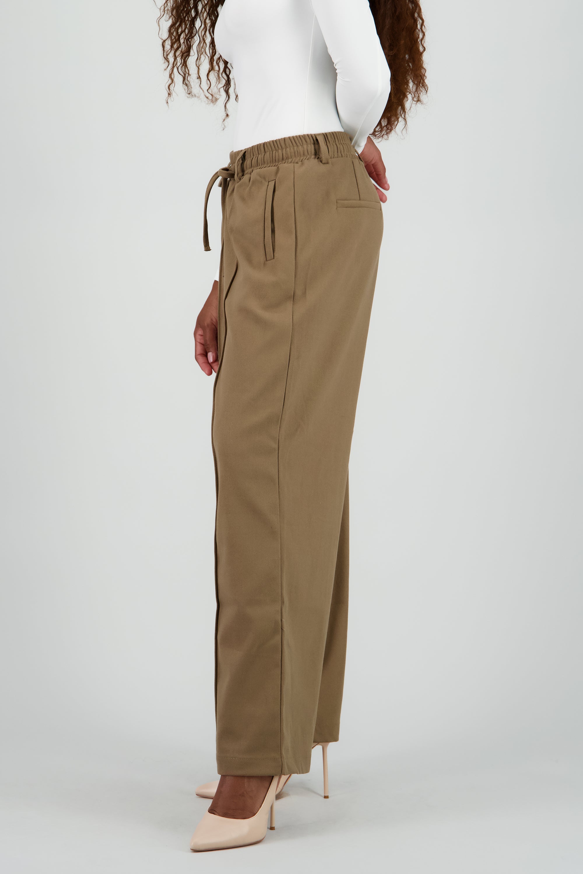 Pantalon amplio liso detalle resorte KHAKI
