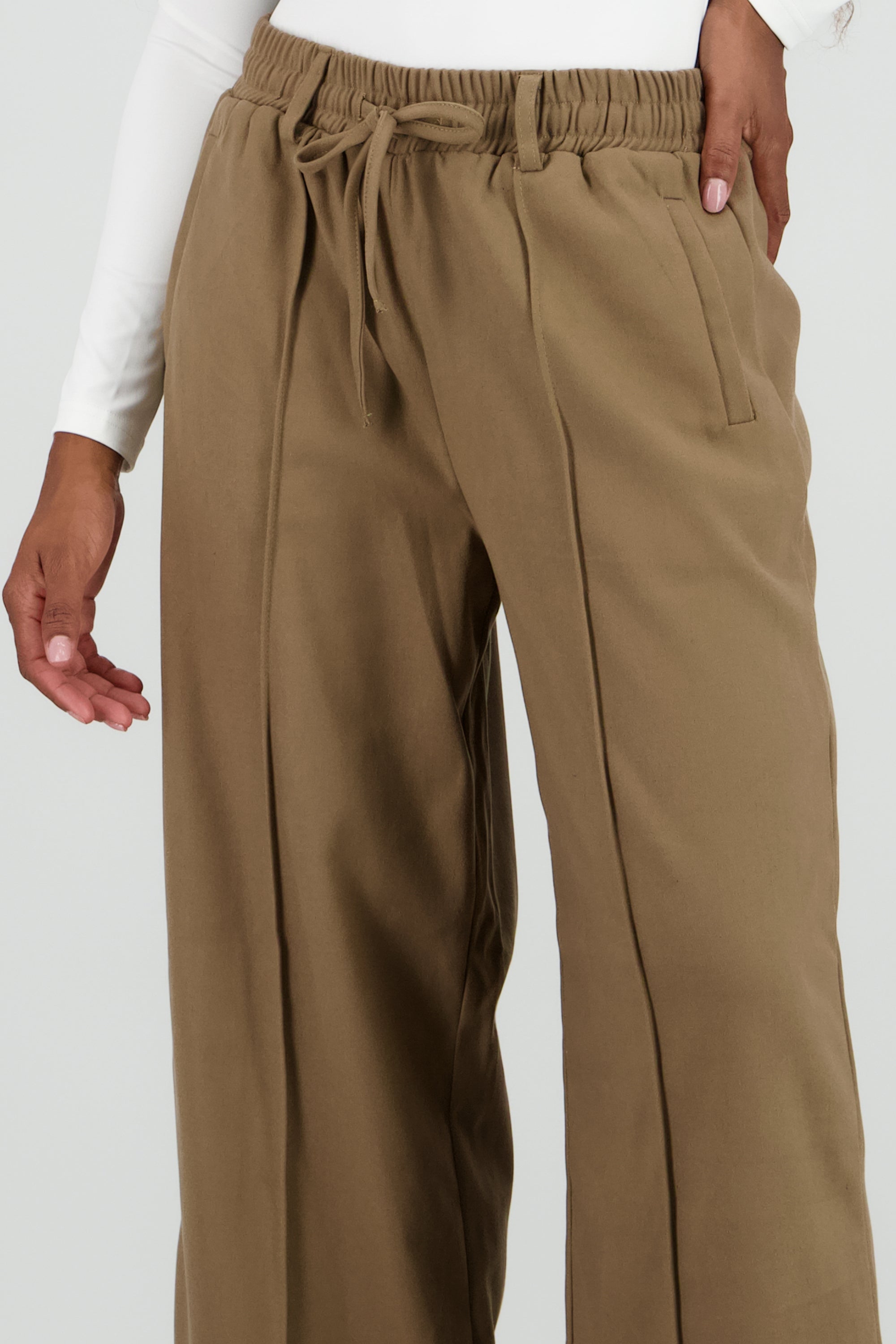 Pantalon amplio liso detalle resorte KHAKI
