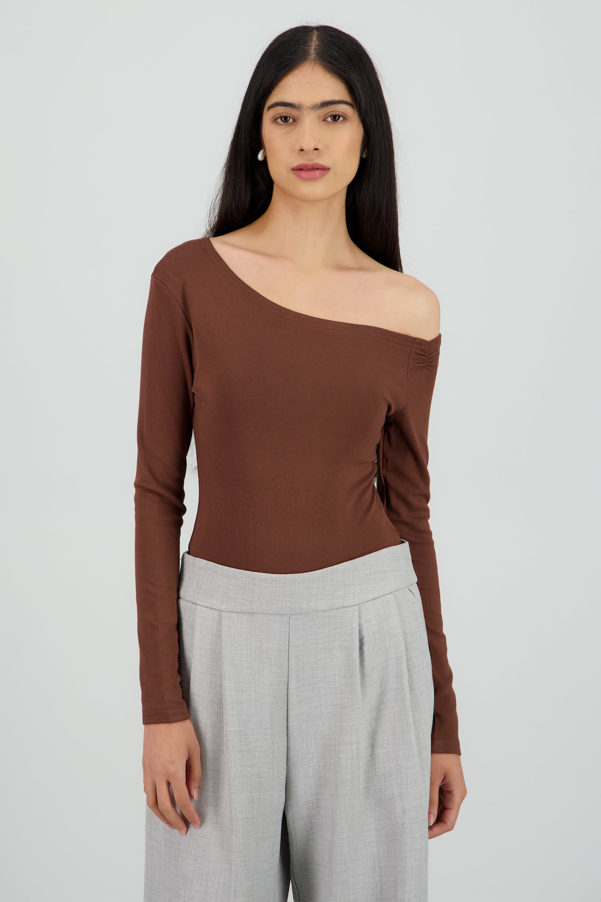 Bodysuit manga larga detalle bronche en hombro CHOCOLATE