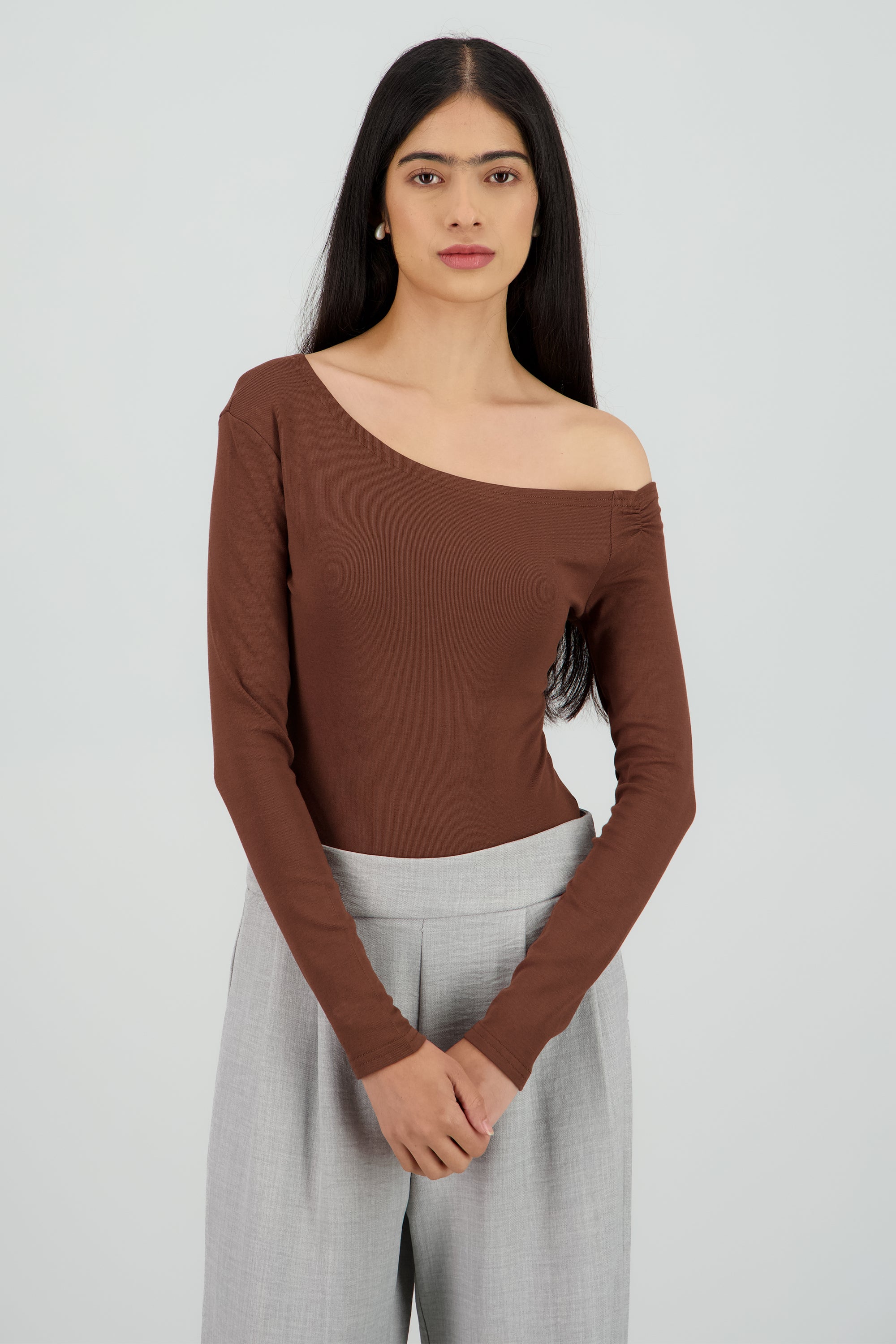 Bodysuit manga larga detalle bronche en hombro CHOCOLATE