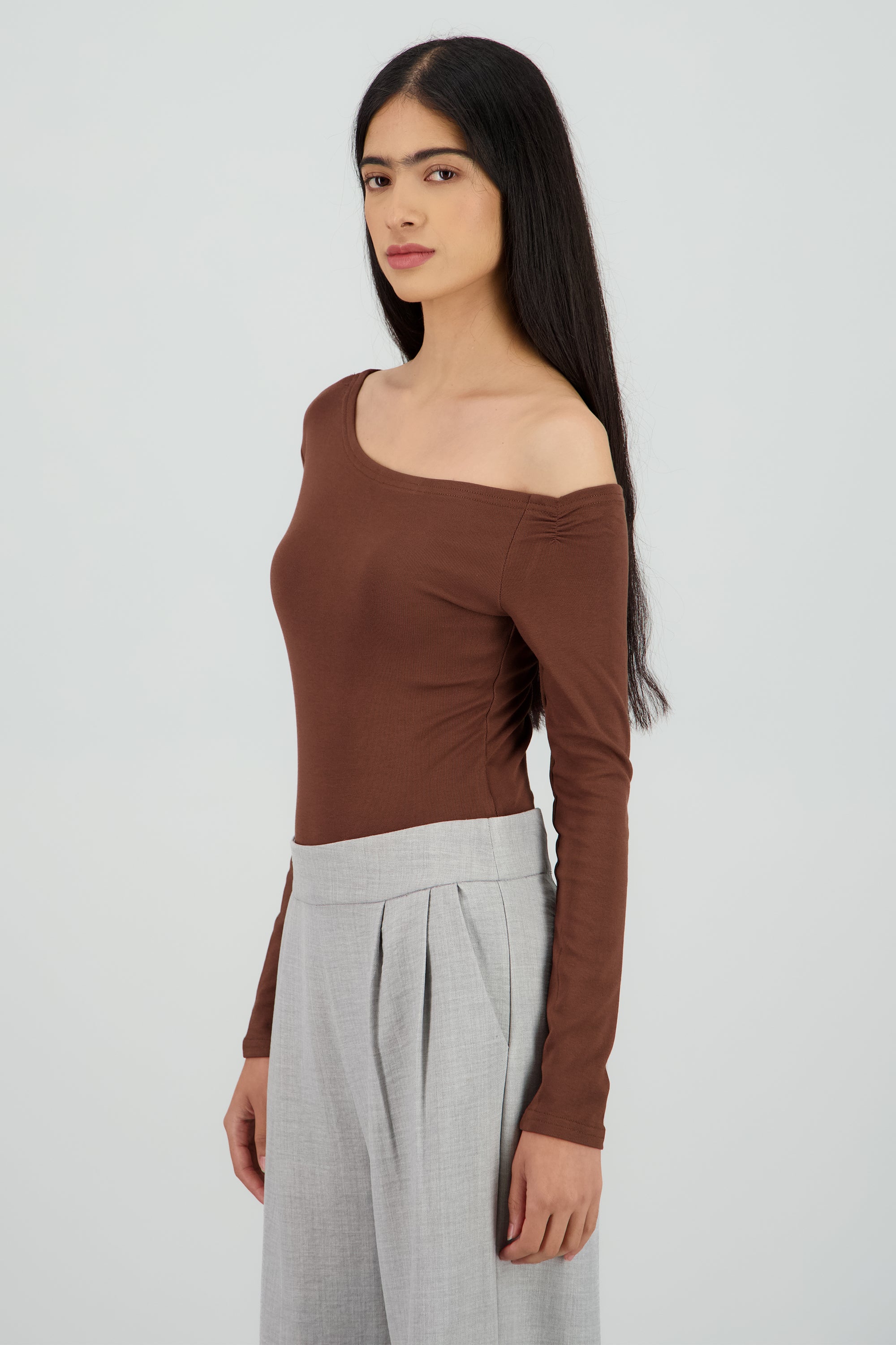 Bodysuit manga larga detalle bronche en hombro CHOCOLATE