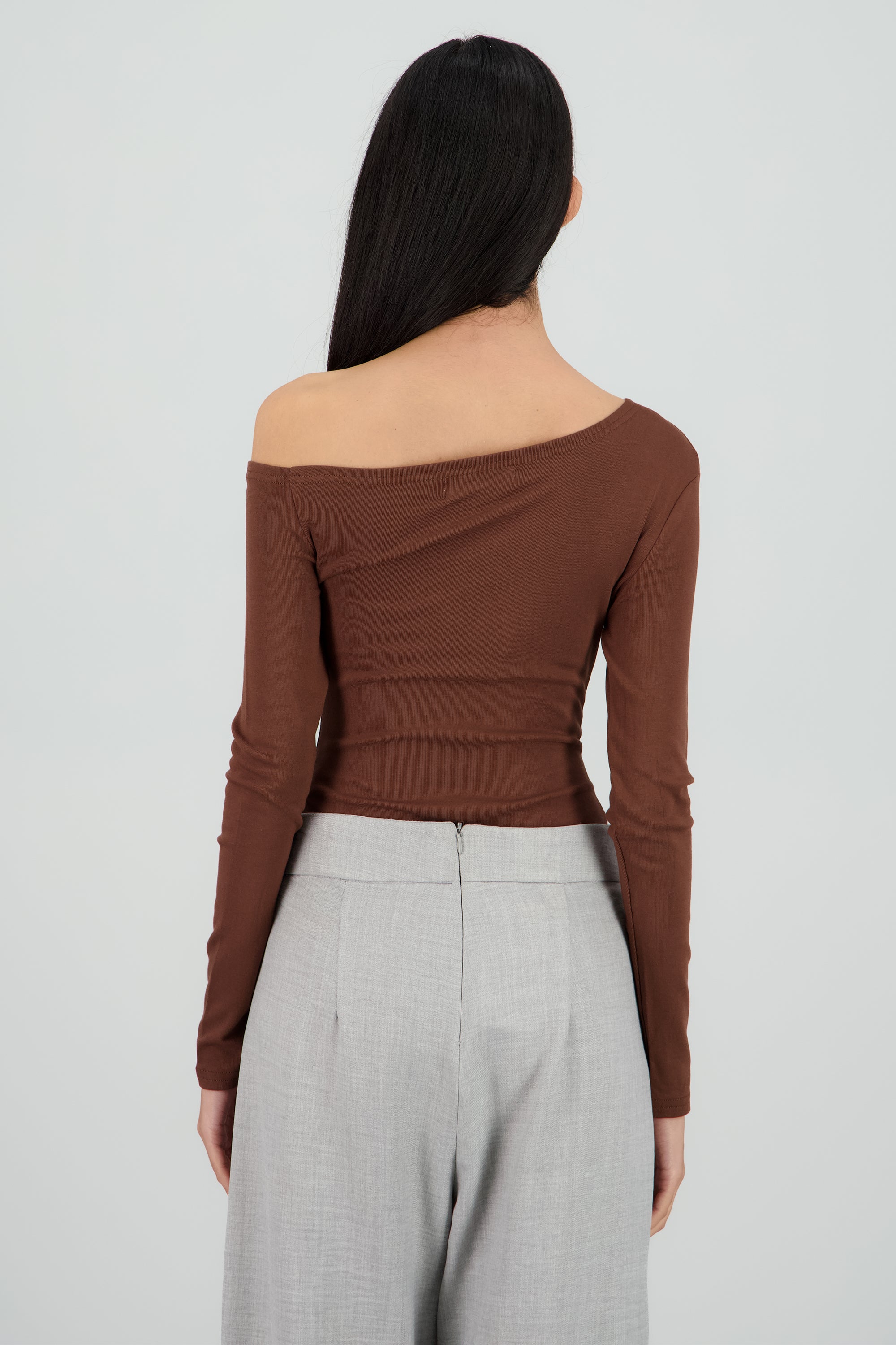 Bodysuit manga larga detalle bronche en hombro CHOCOLATE