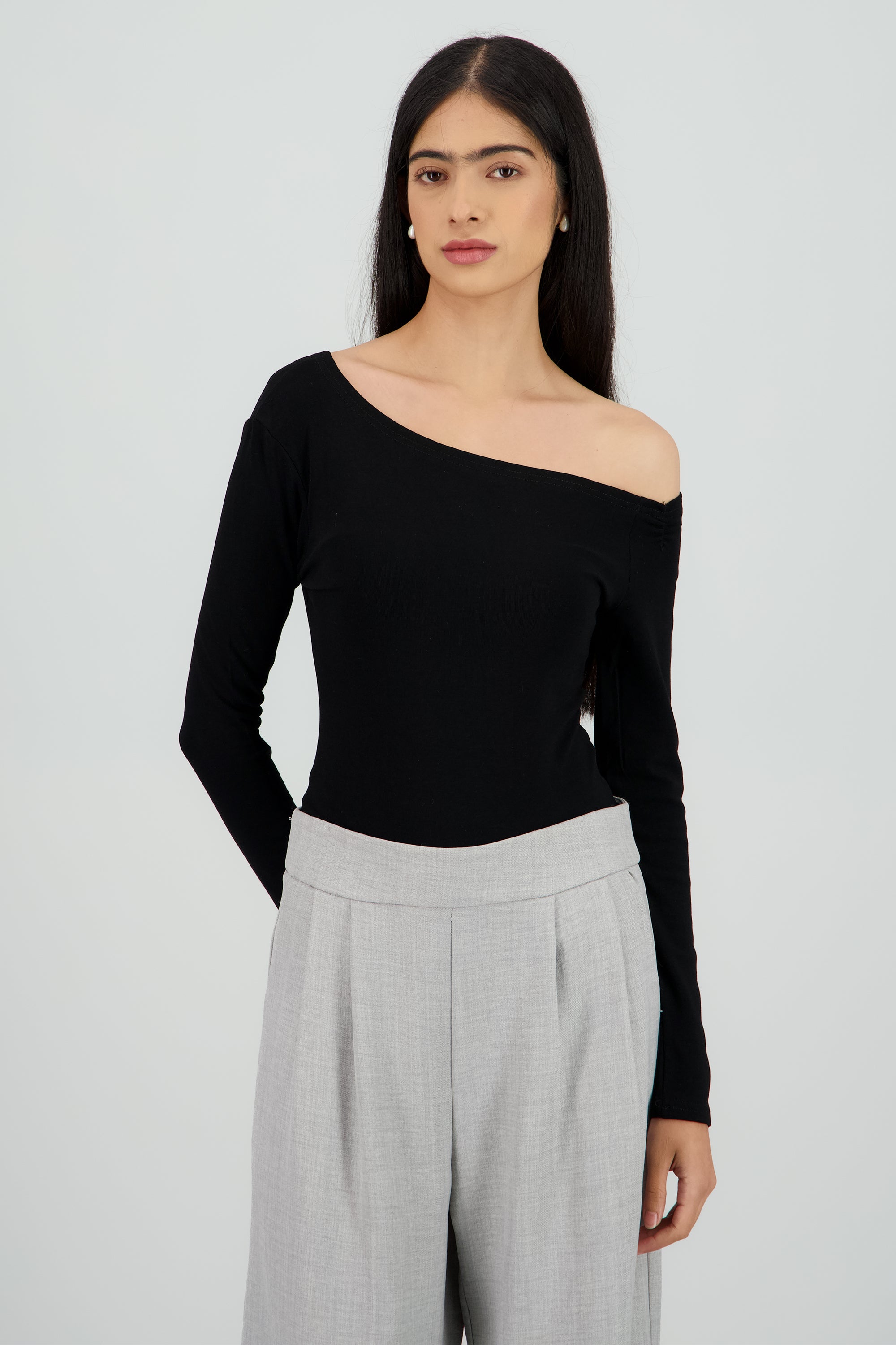 Bodysuit manga larga detalle bronche en hombro NEGRO