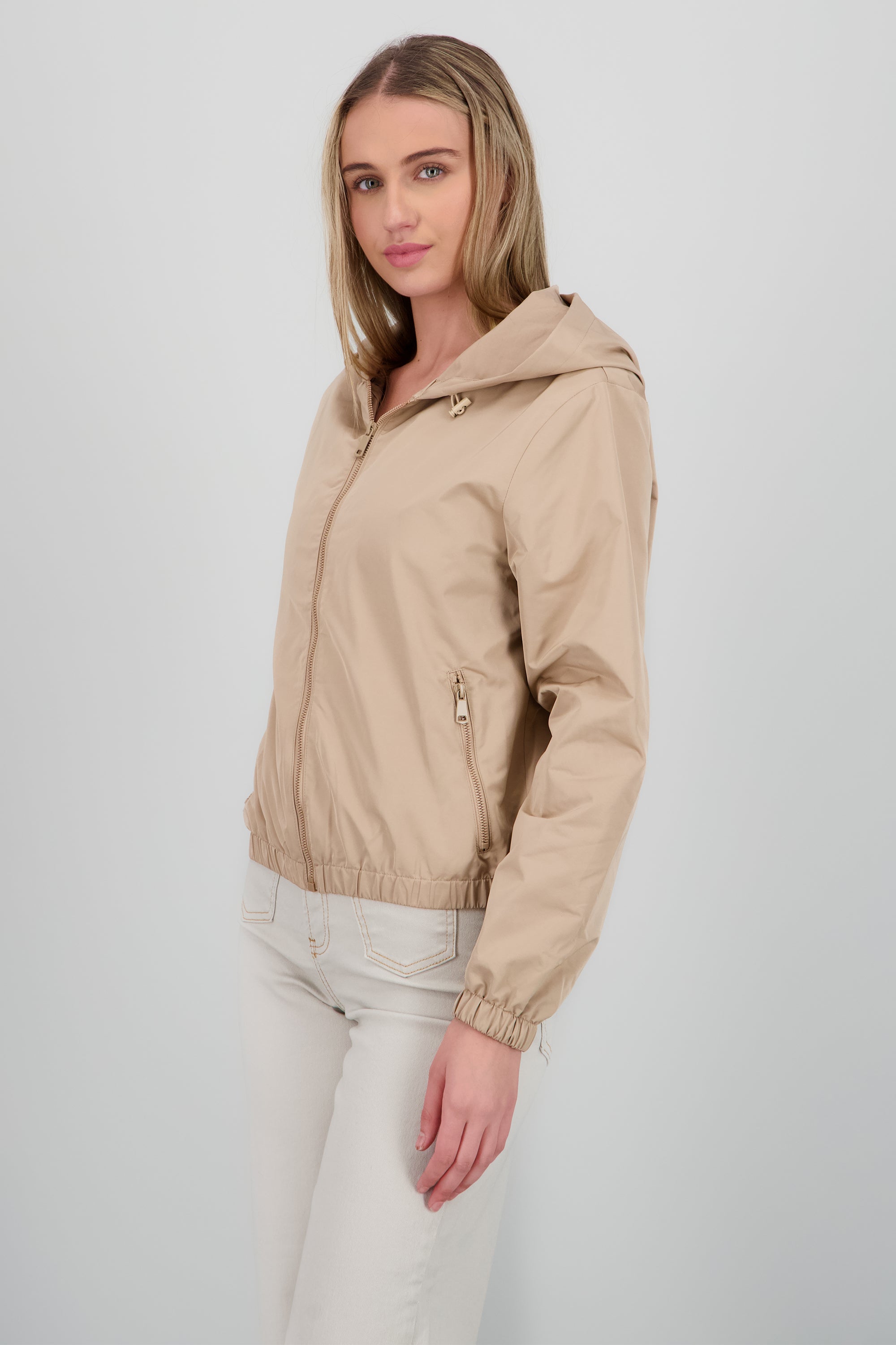 Chamarra ligera con gorro ARENA