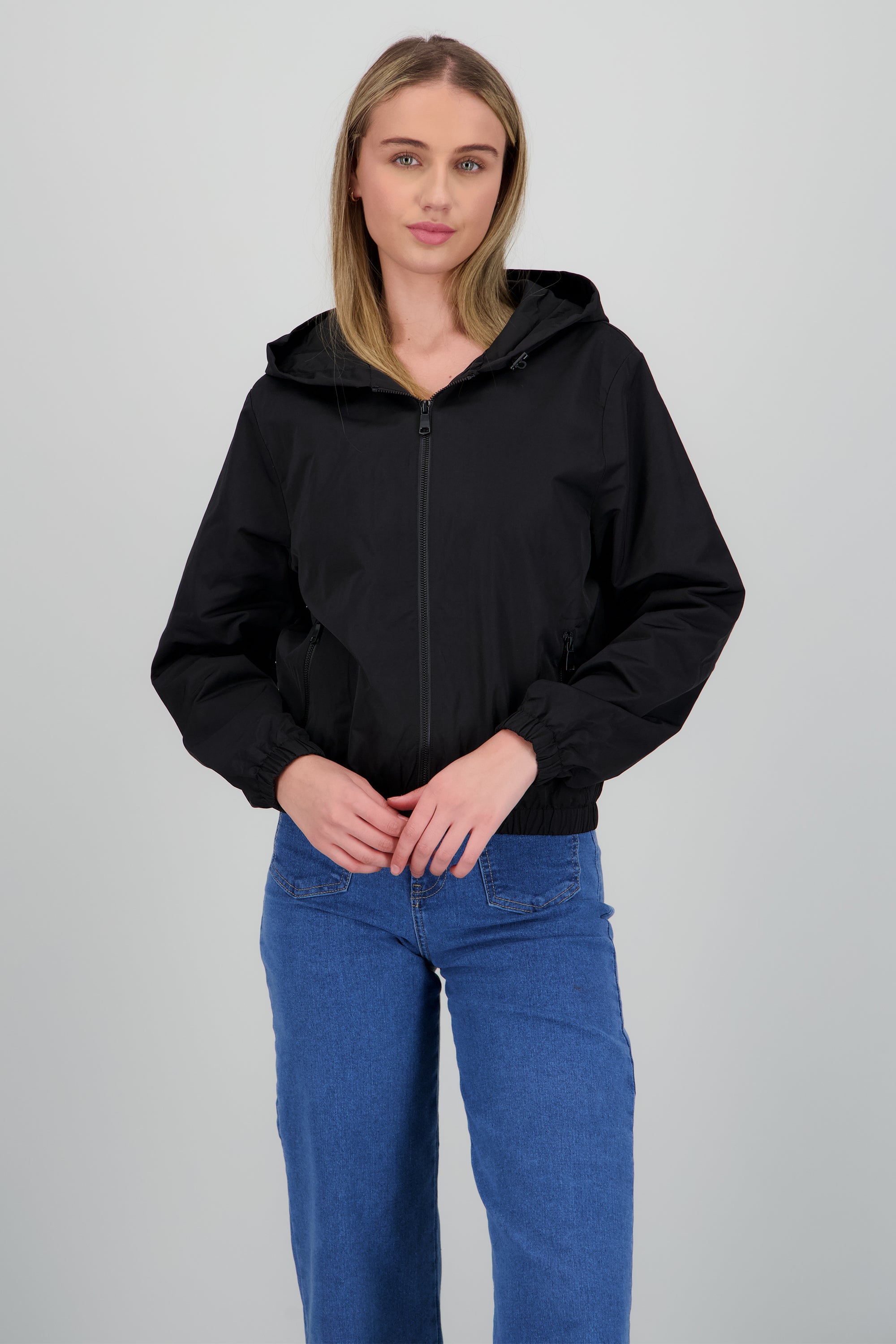 Chamarra ligera con gorro NEGRO