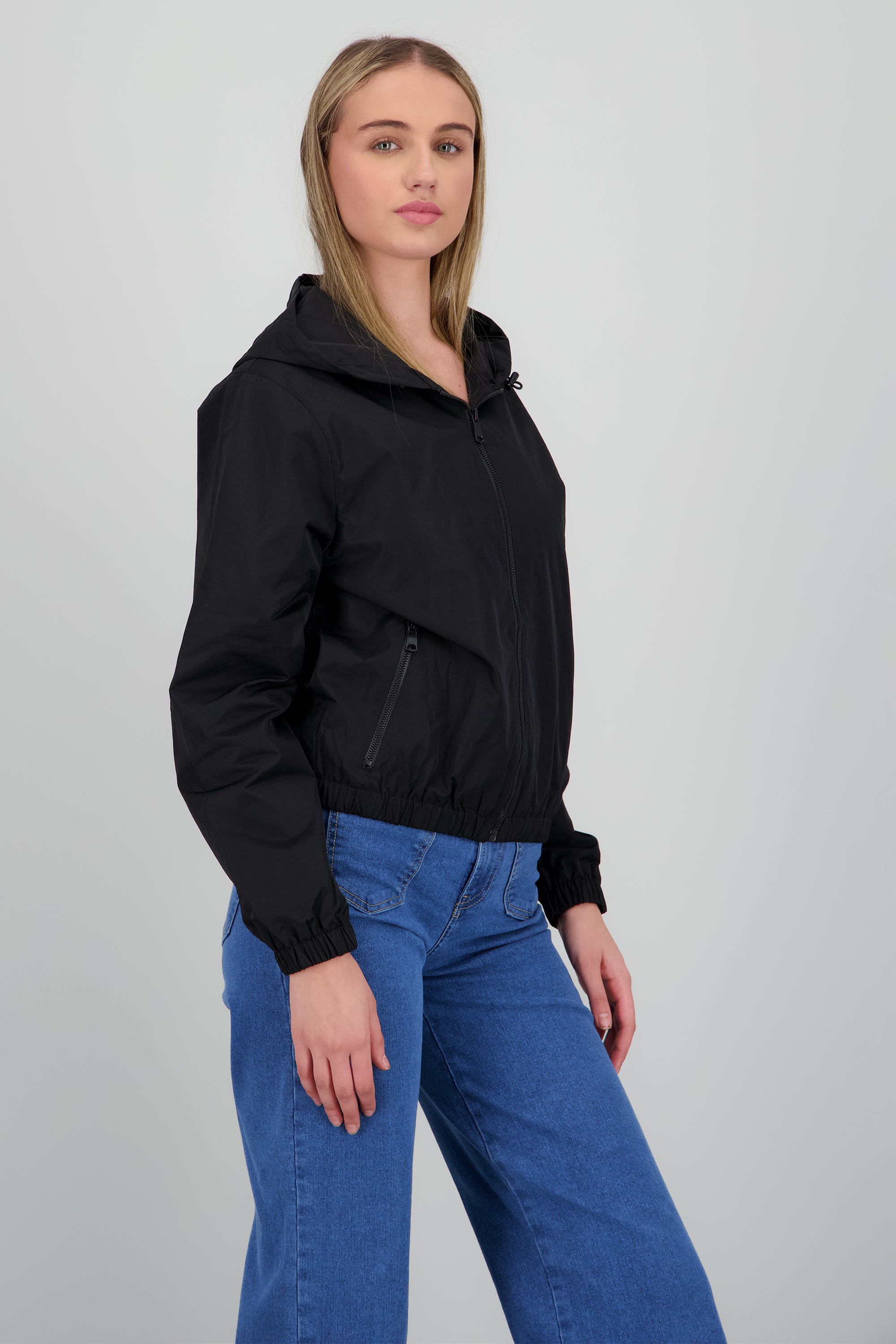 Chamarra ligera con gorro NEGRO