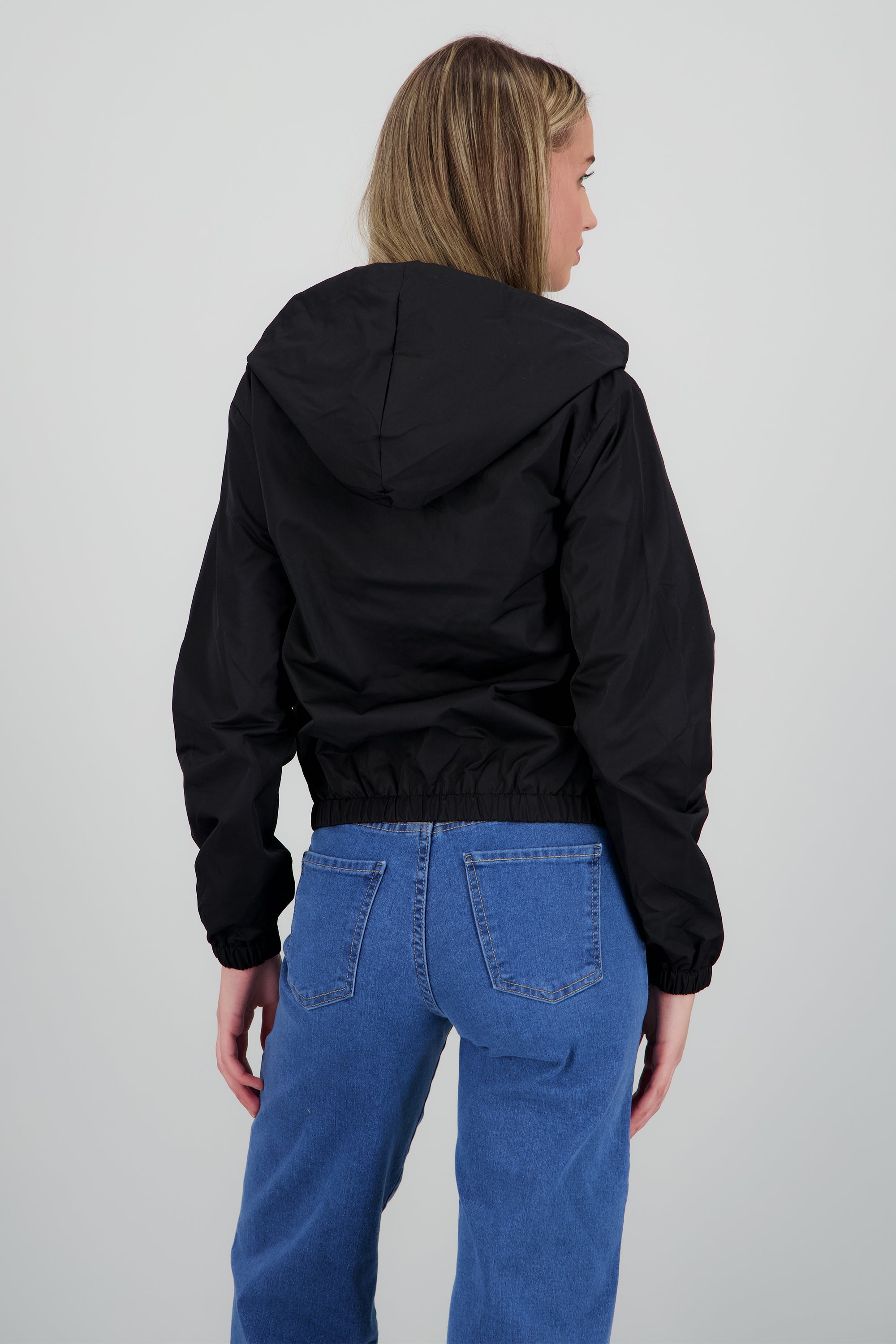 Chamarra ligera con gorro NEGRO