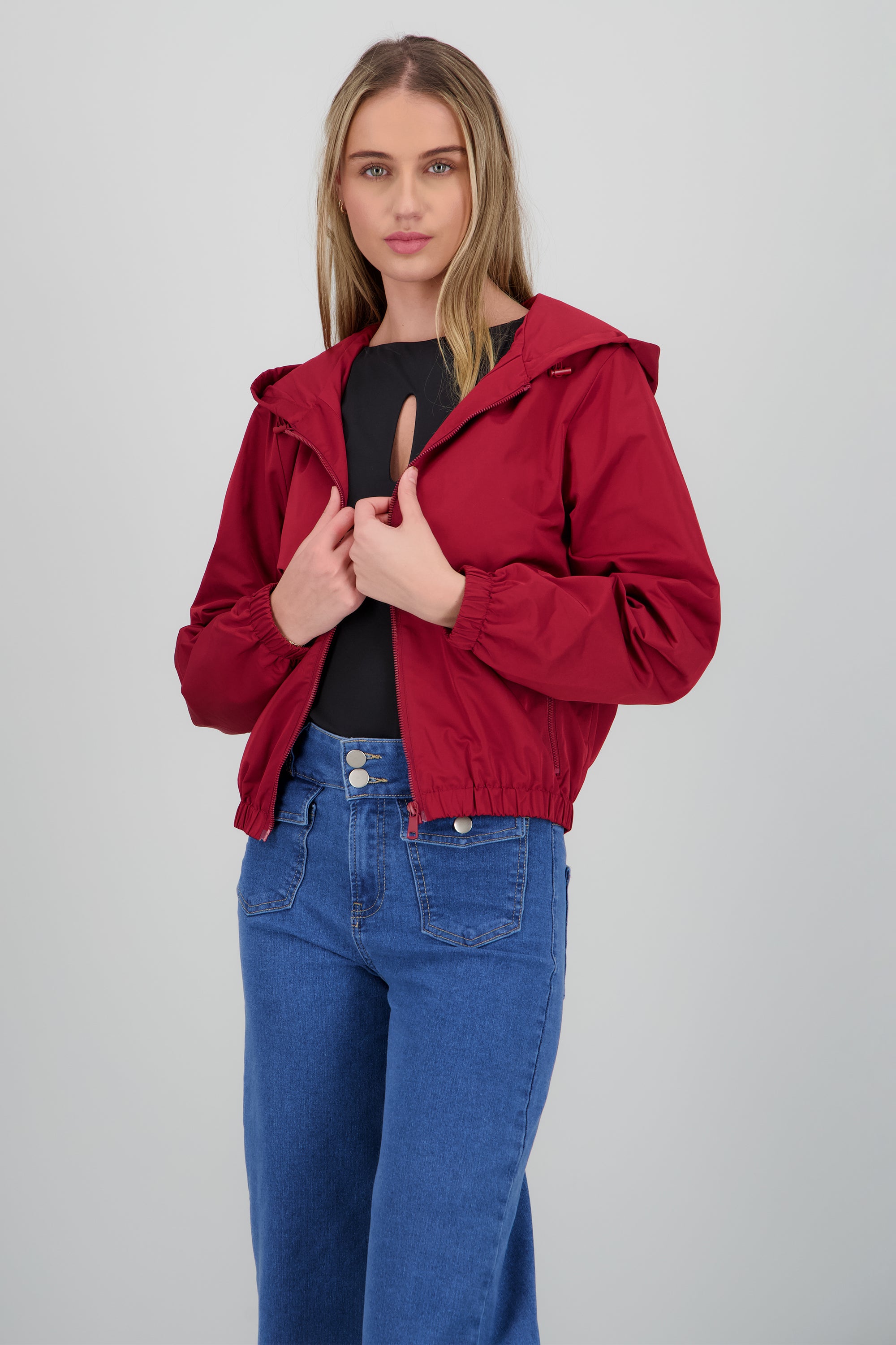 Chamarra ligera con gorro VINO