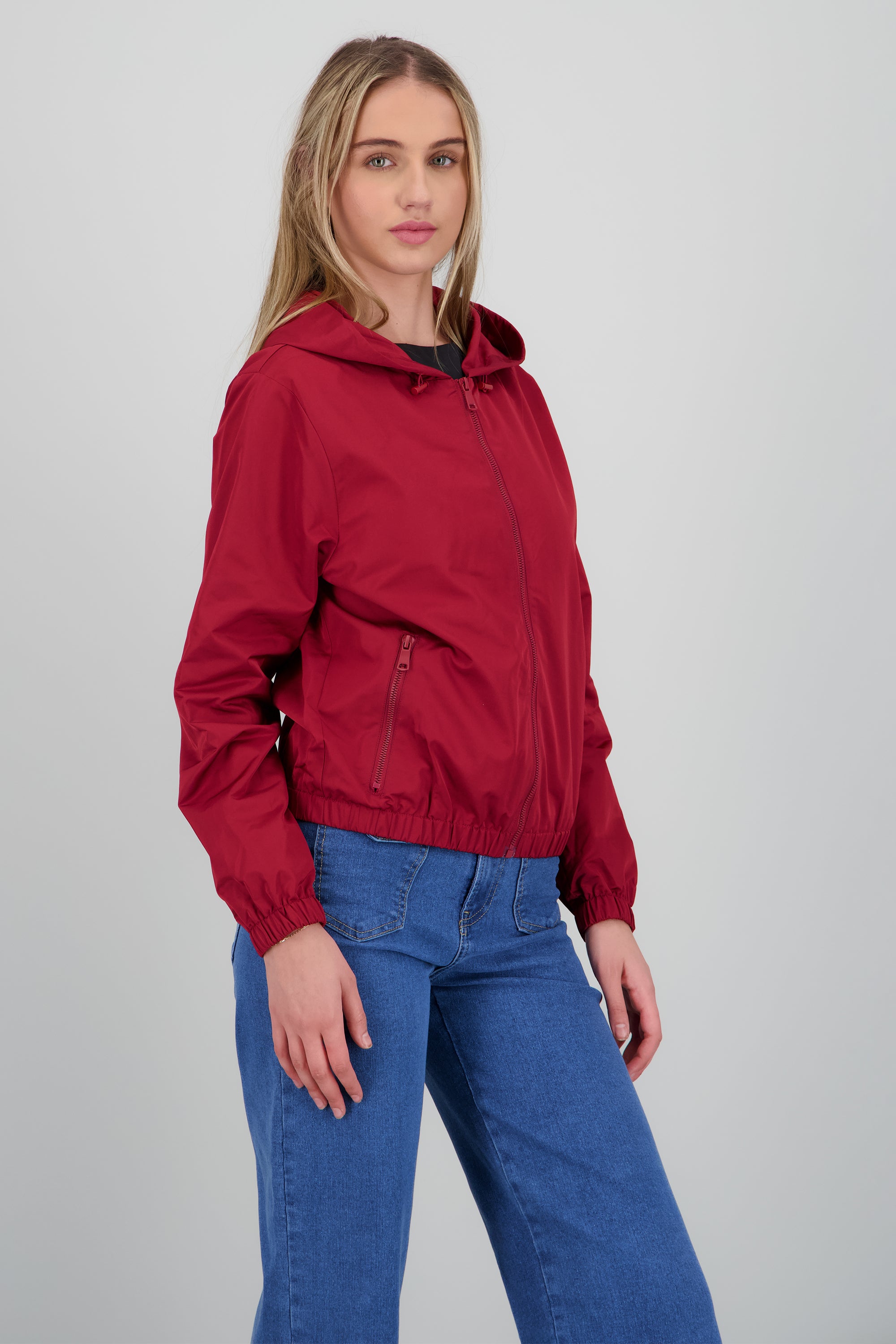 Chamarra ligera con gorro VINO