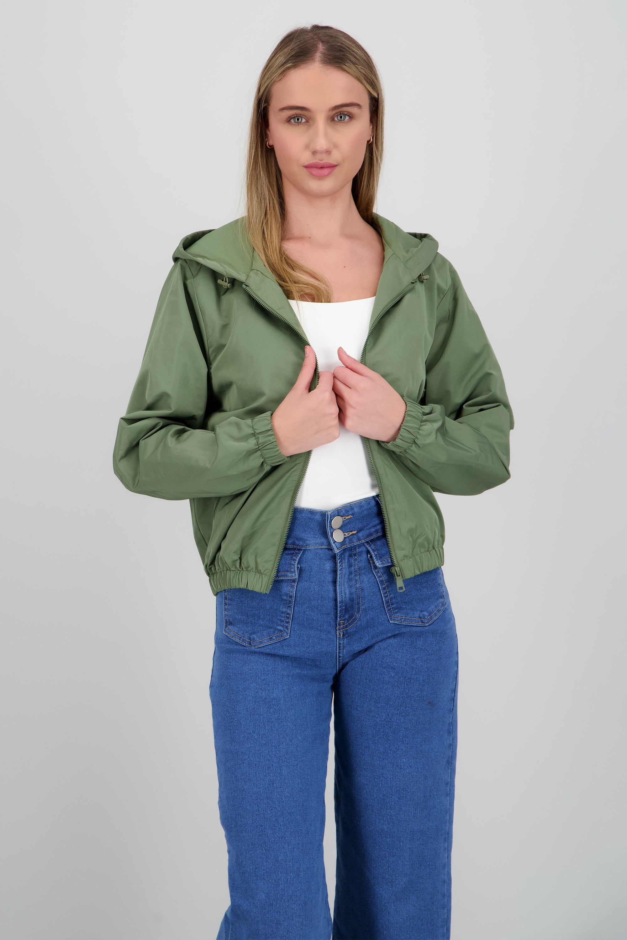 Chamarra ligera con gorro OLIVO