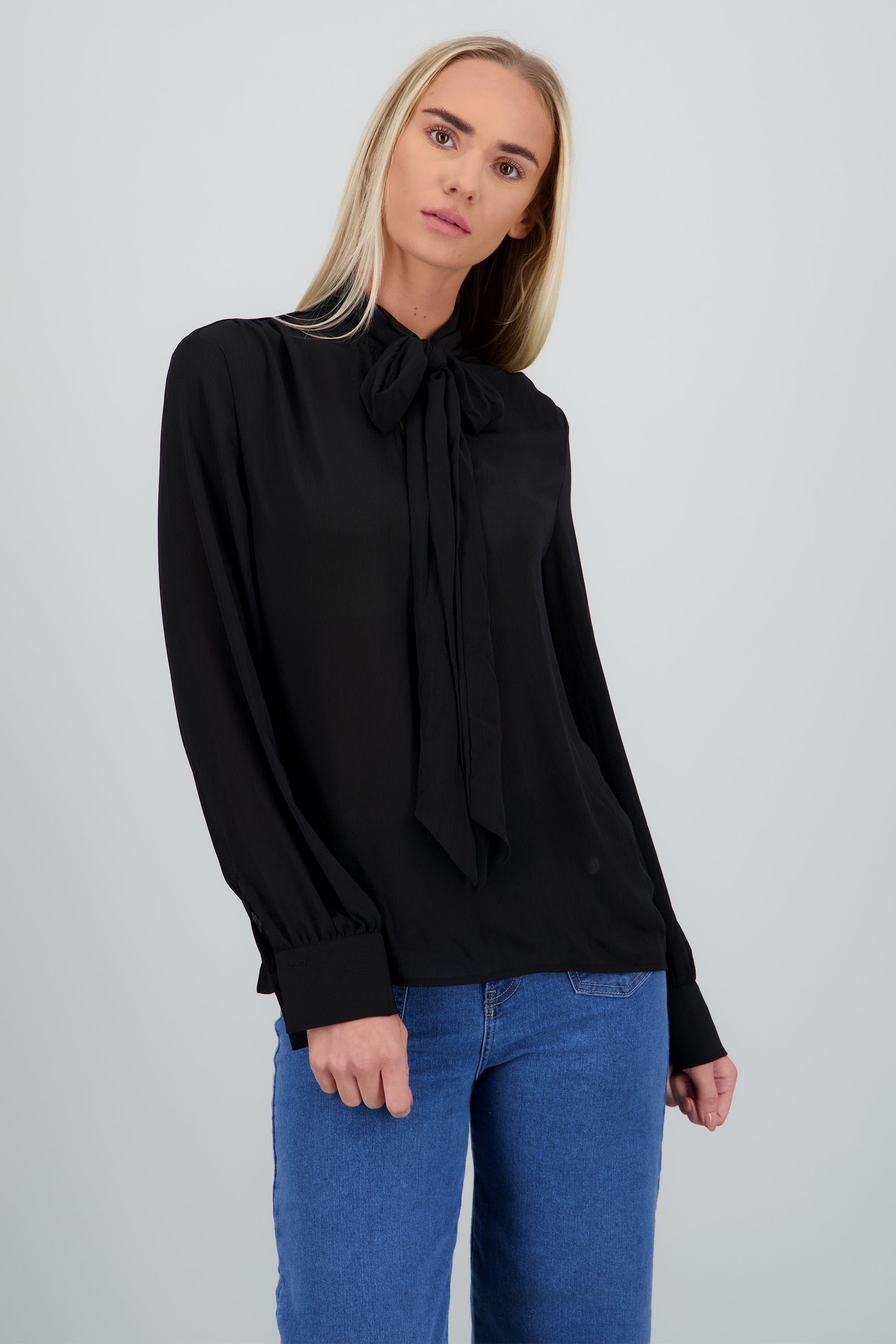 Blusa fluida detalle cuello NEGRO