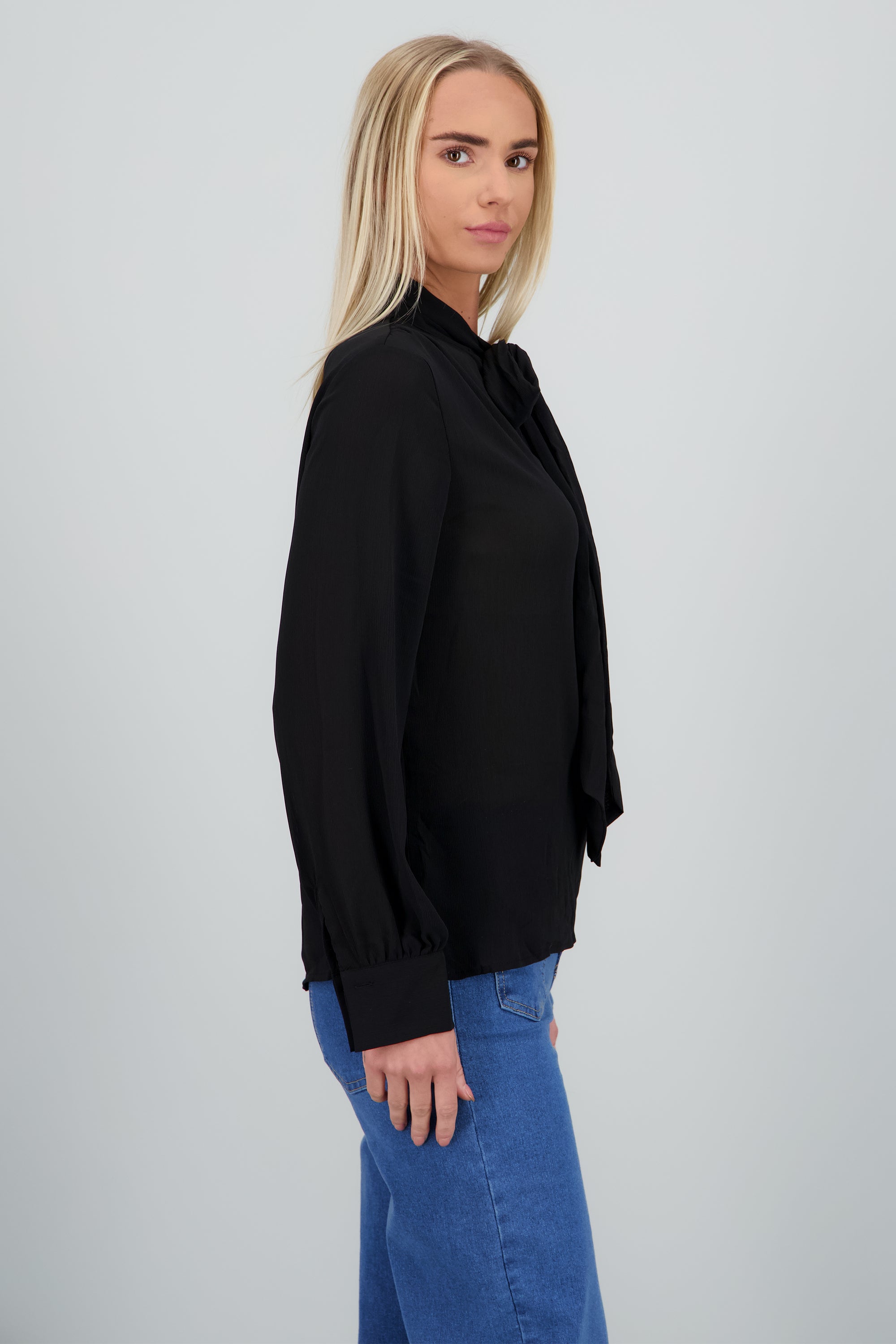 Blusa fluida detalle cuello NEGRO
