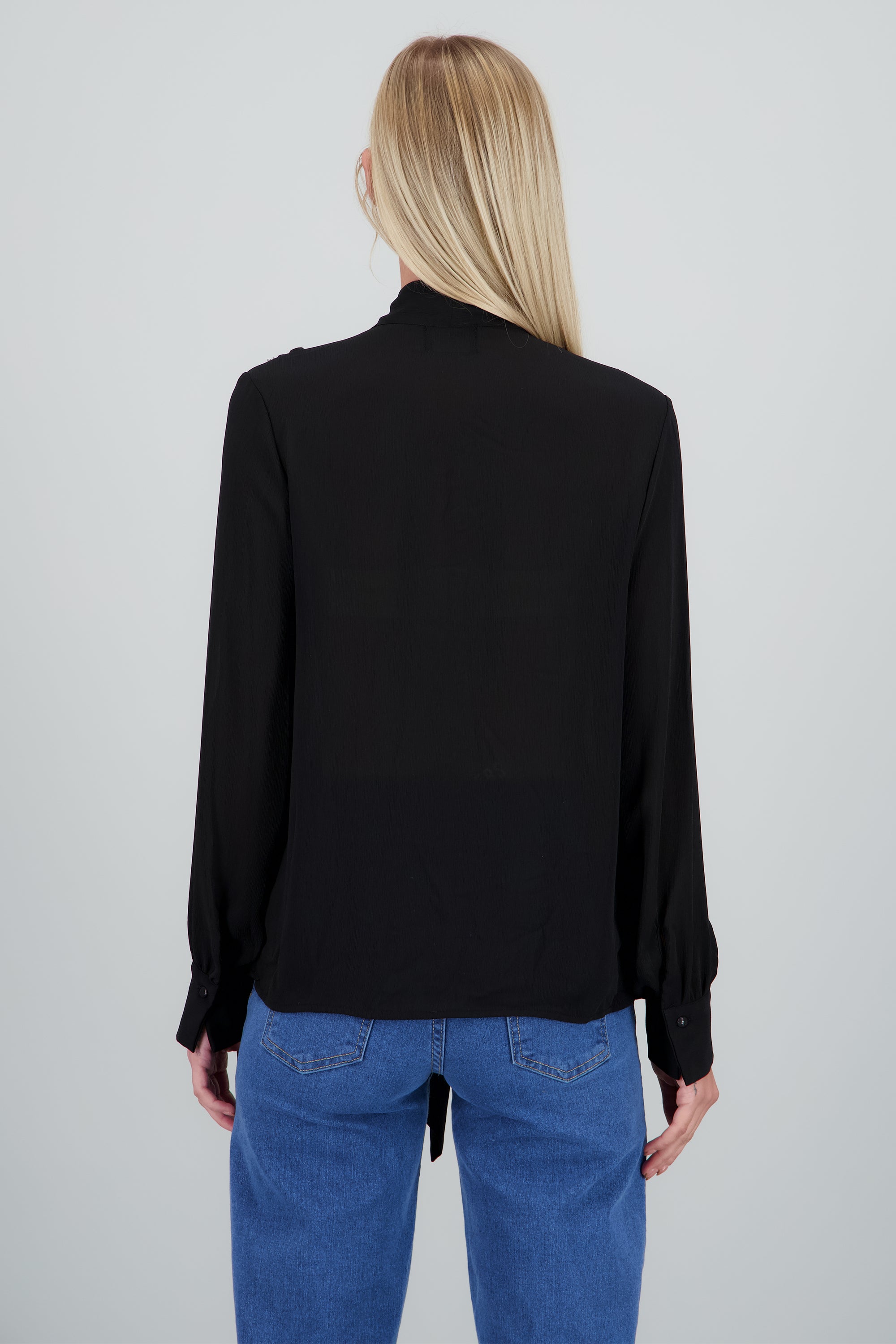 Blusa fluida detalle cuello NEGRO