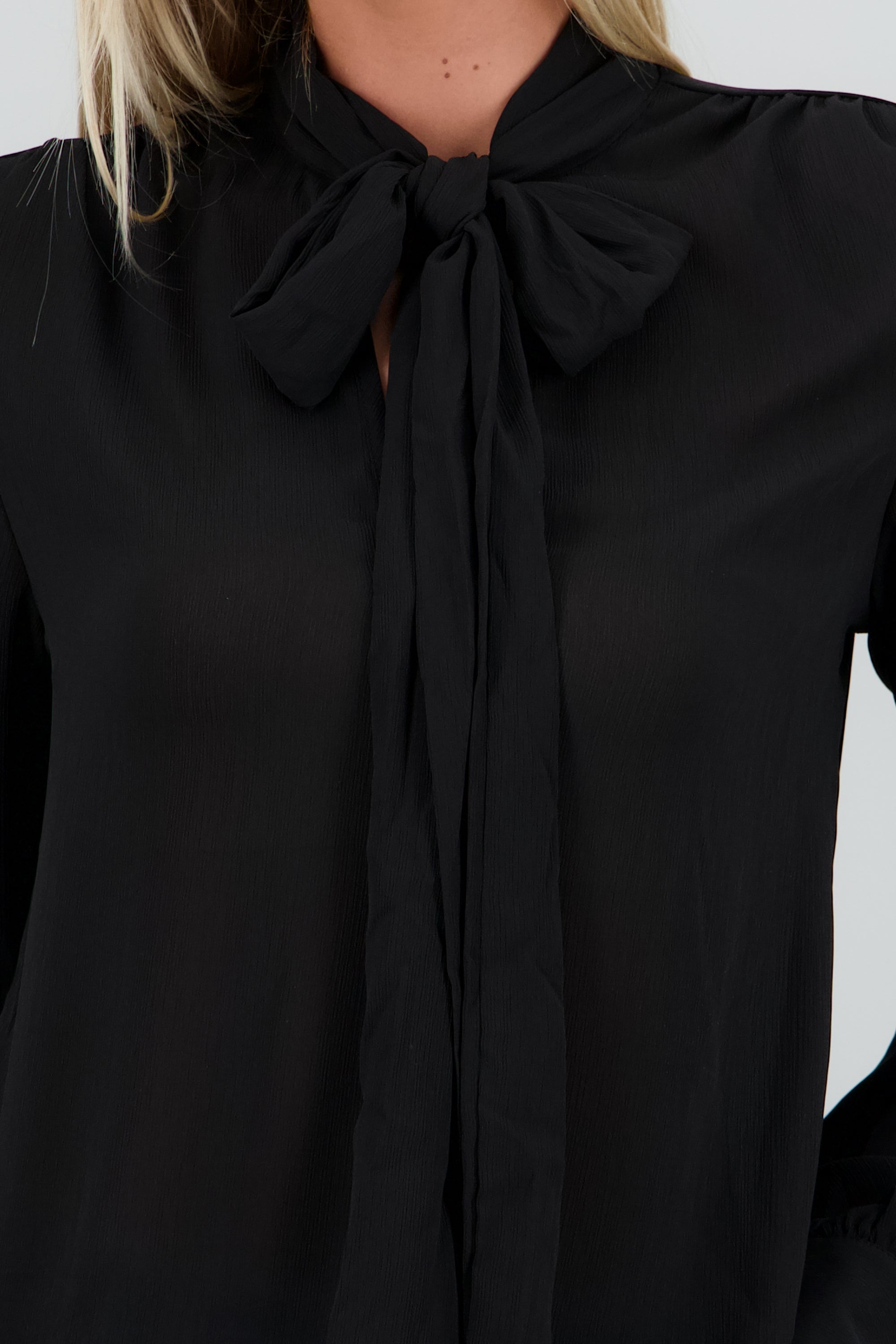 Blusa fluida detalle cuello NEGRO