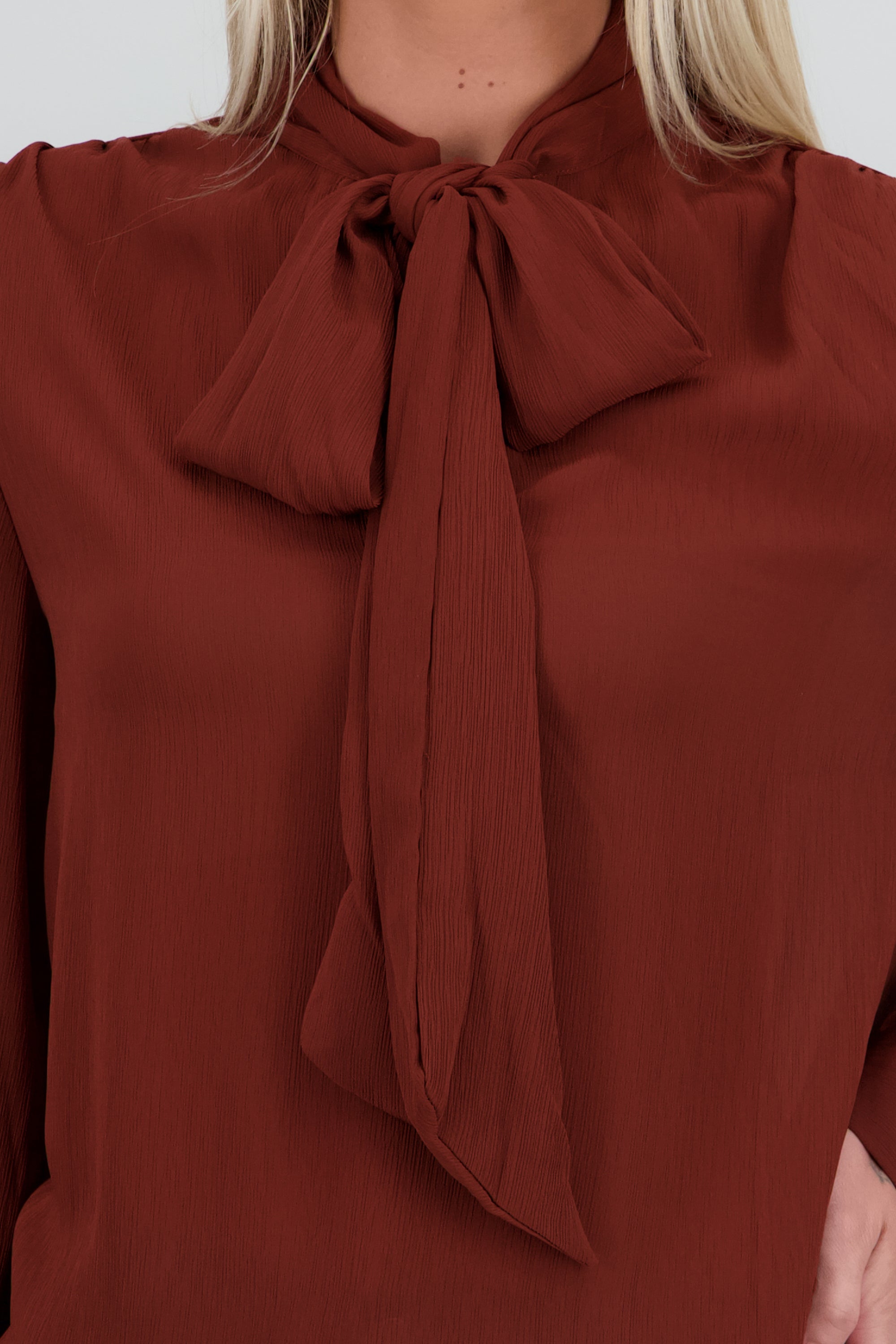 Blusa fluida detalle cuello LADRILLO