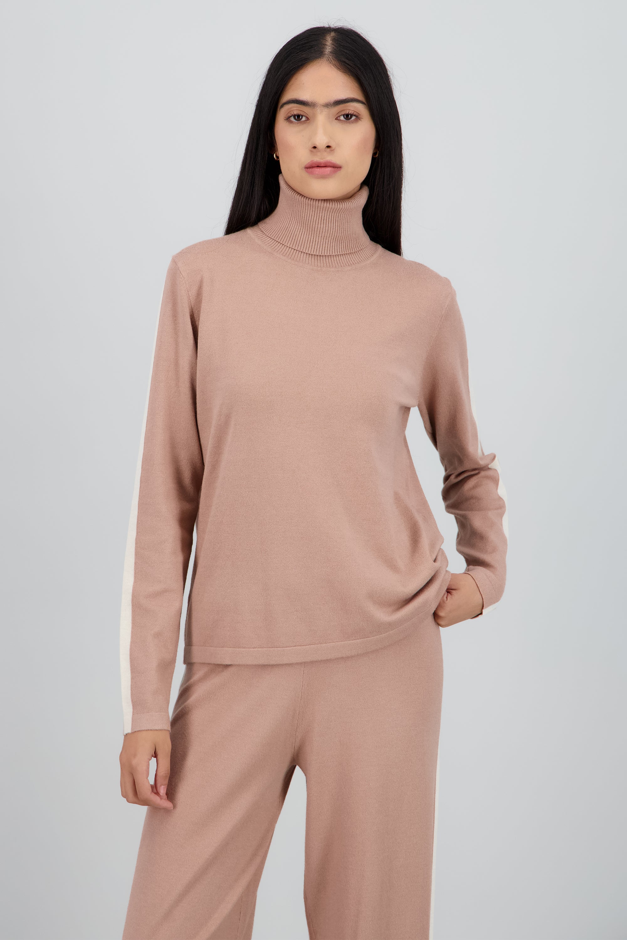 Sueter cuello alto detalle raya CAFE