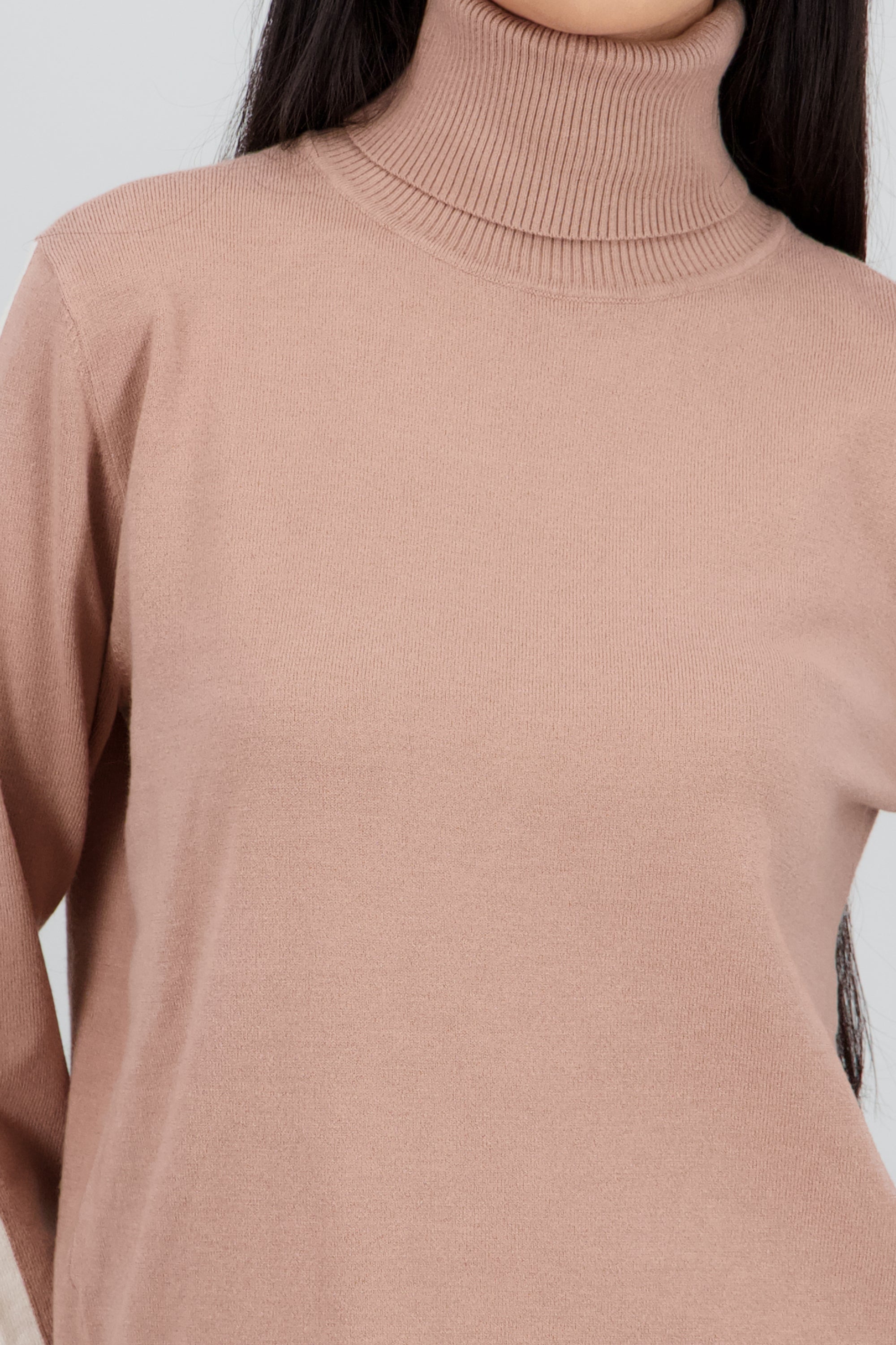 Sueter cuello alto detalle raya CAFE