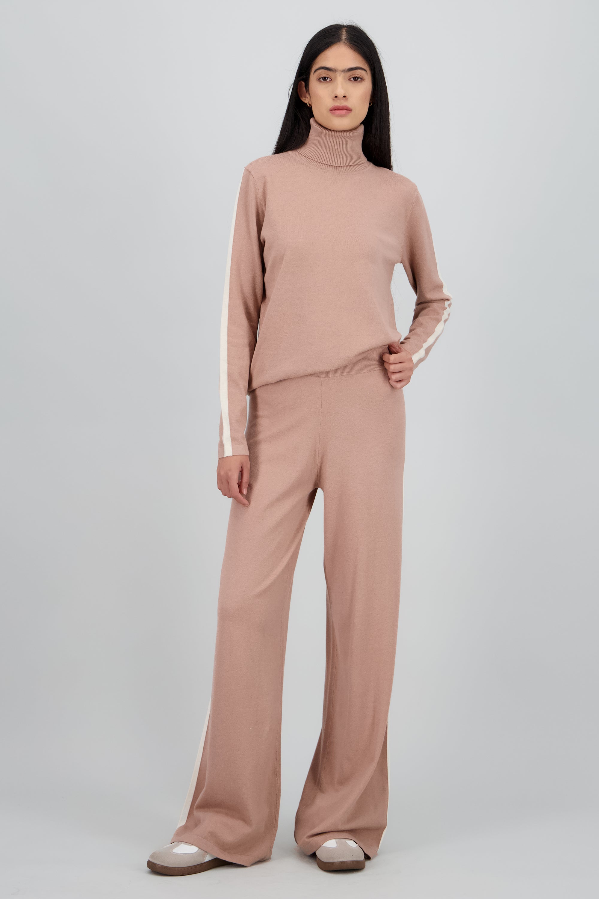 Pantalon tejido detalle raya costado CAFE