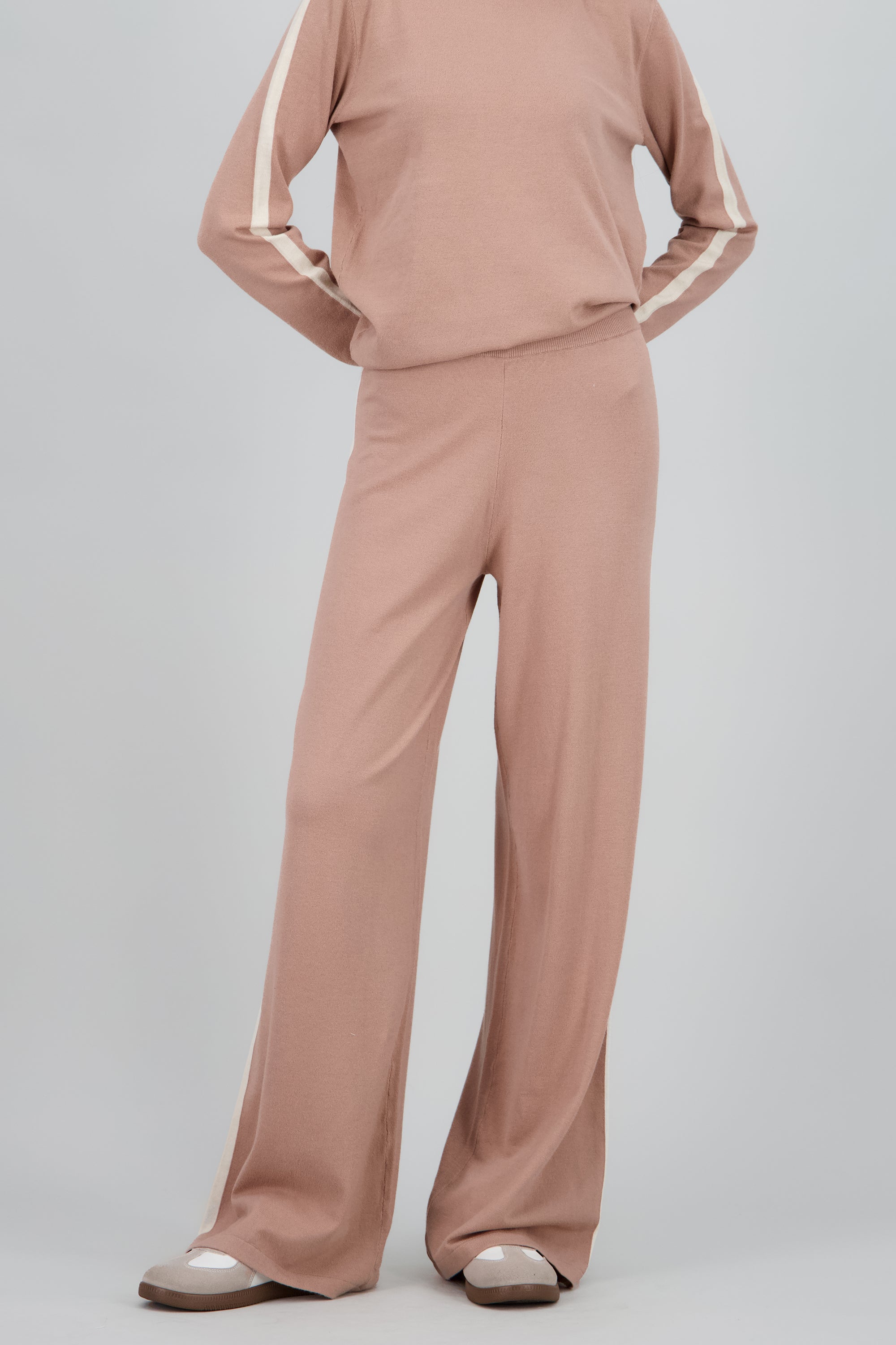Pantalon tejido detalle raya costado CAFE