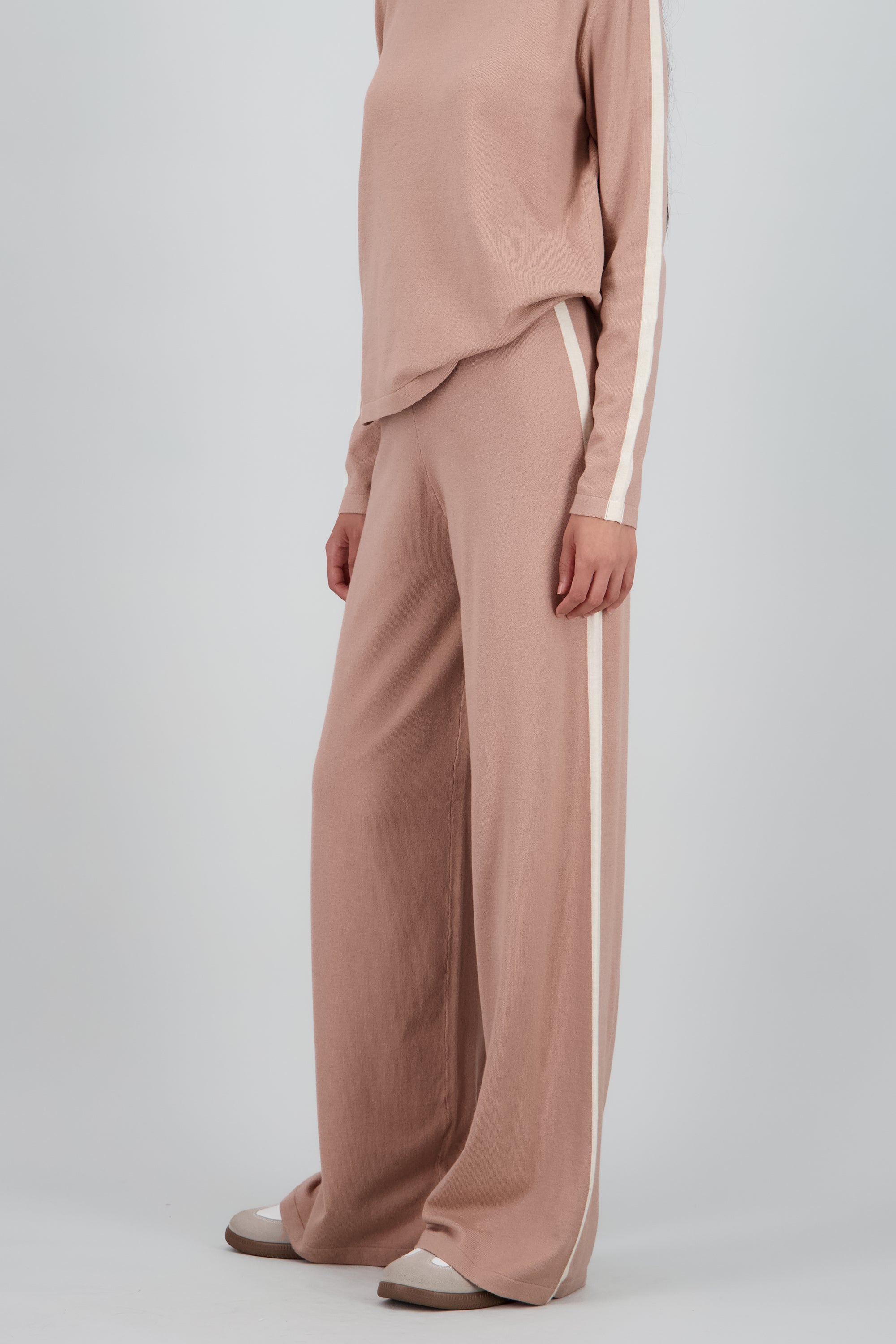 Pantalon tejido detalle raya costado CAFE