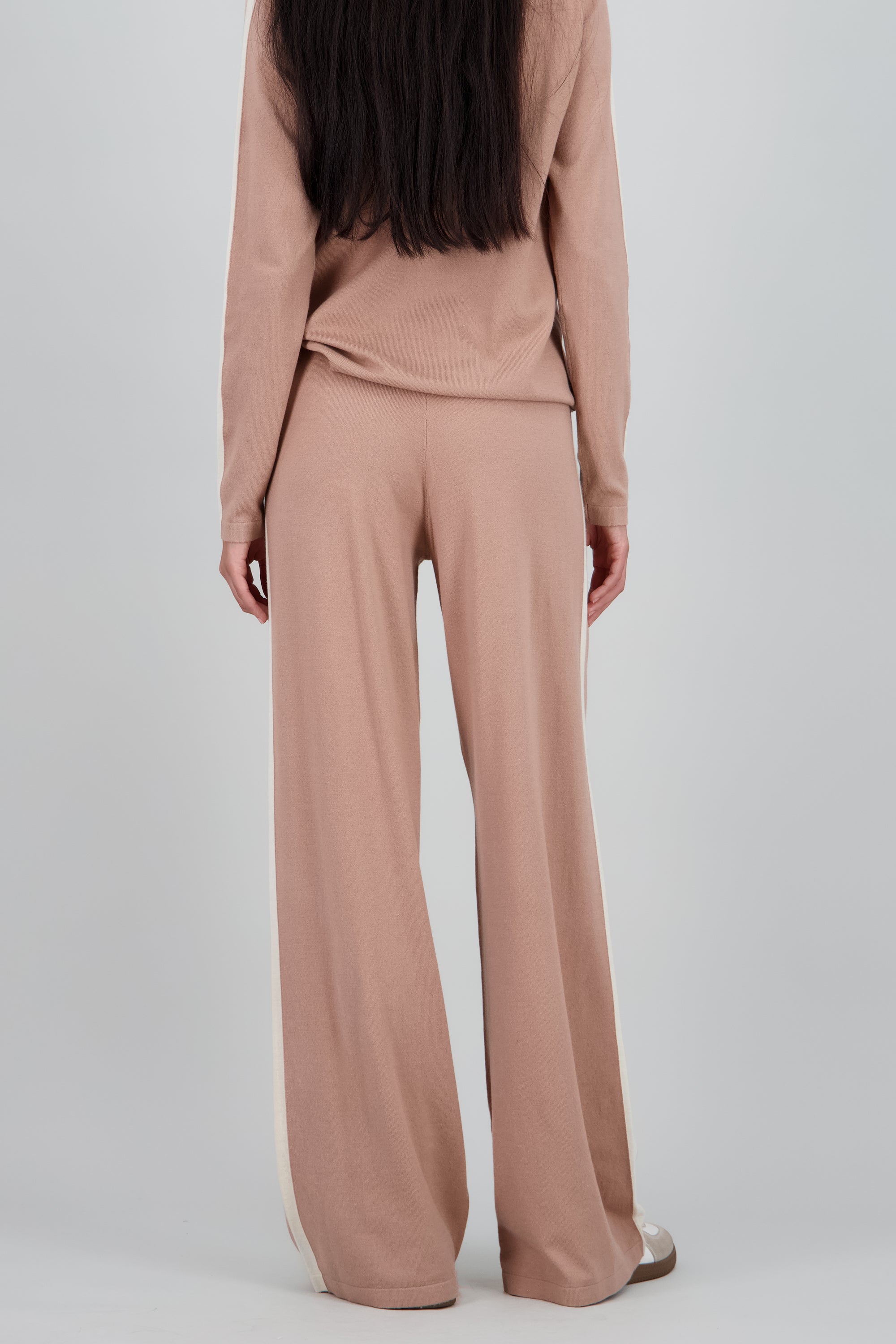 Pantalon tejido detalle raya costado CAFE