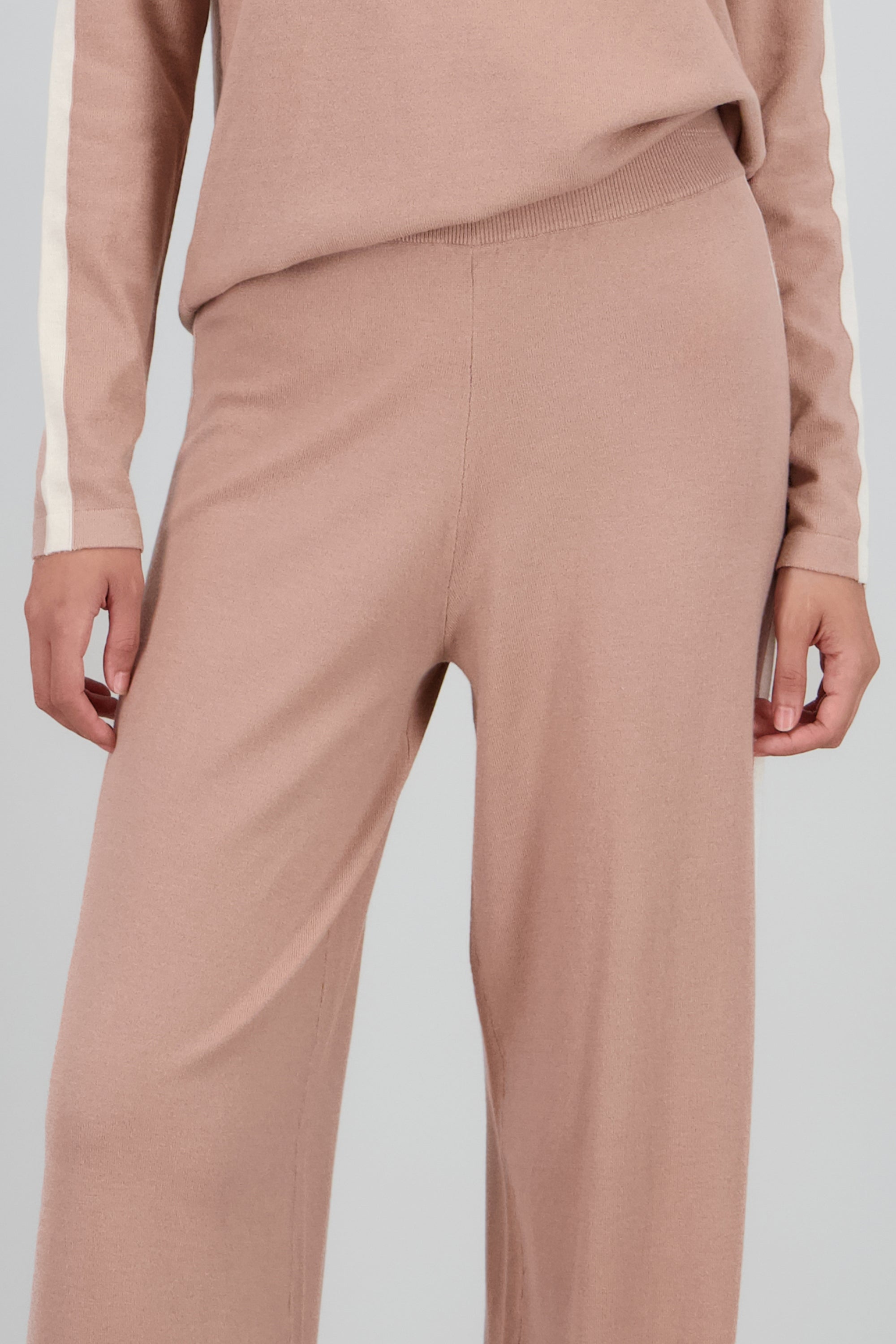 Pantalon tejido detalle raya costado CAFE