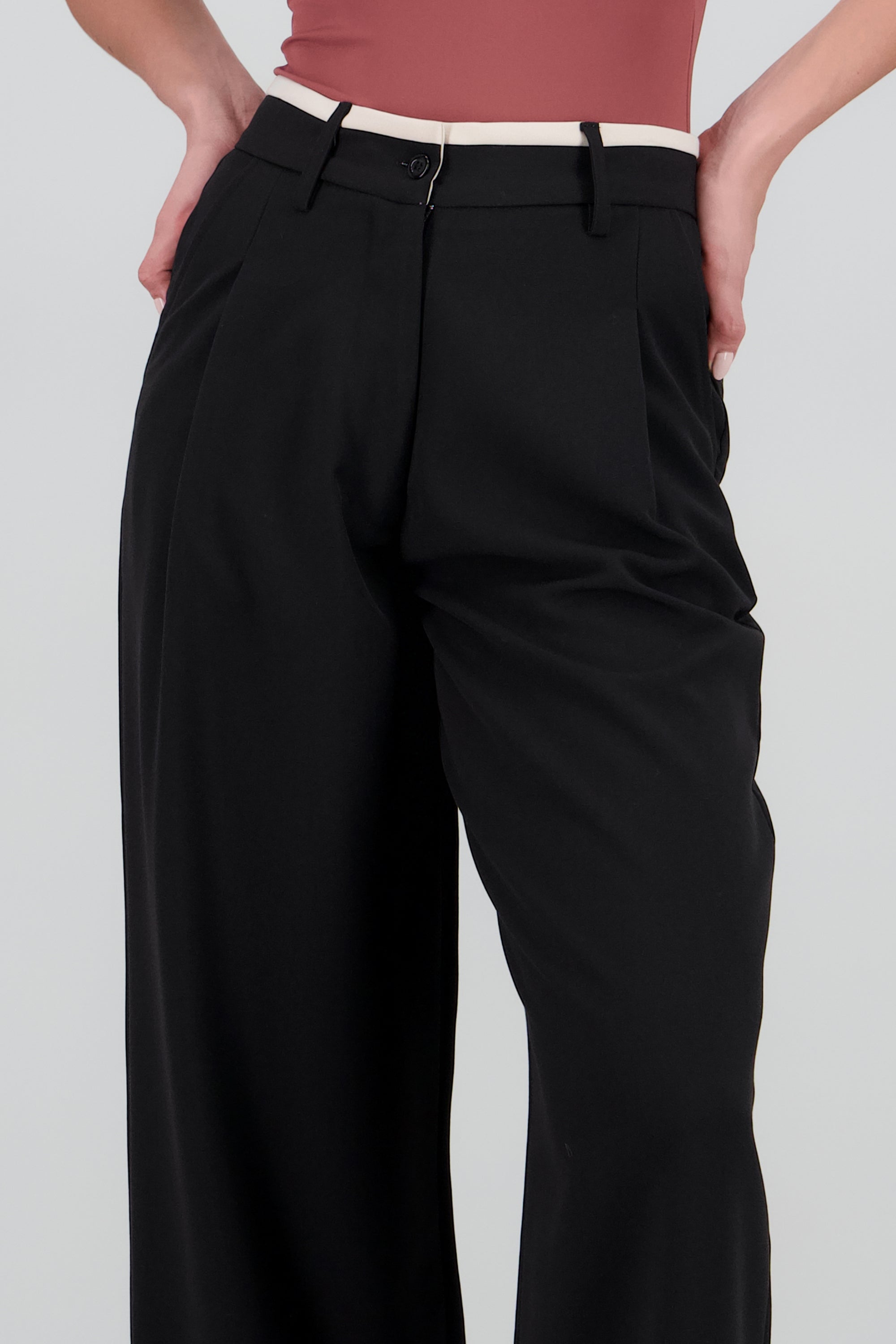 Pantalon contraste pinzas NEGRO COMBO
