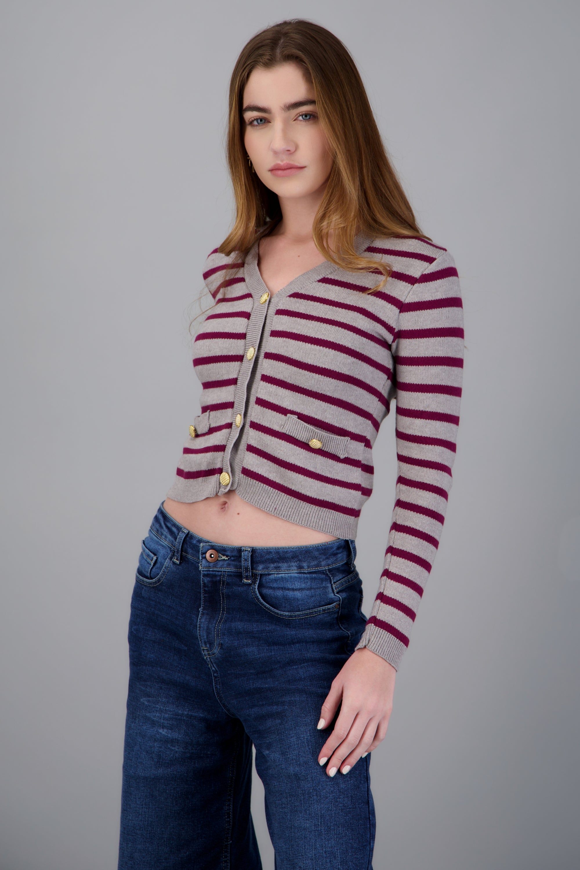 Sueter rayas boton detalle GRIS