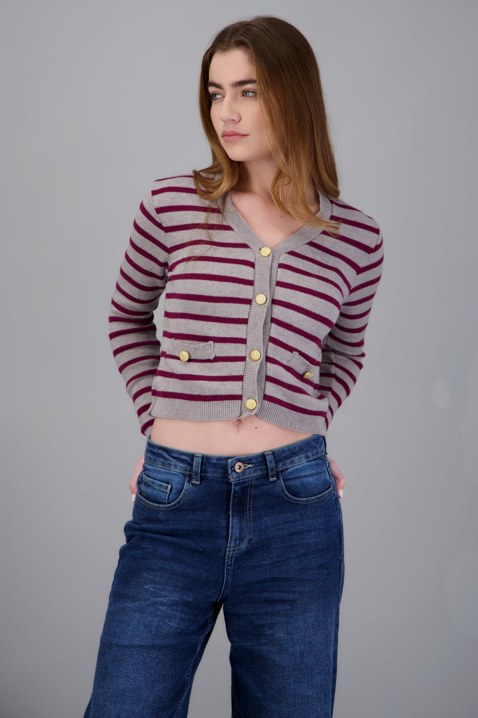 Sueter rayas boton detalle GRIS