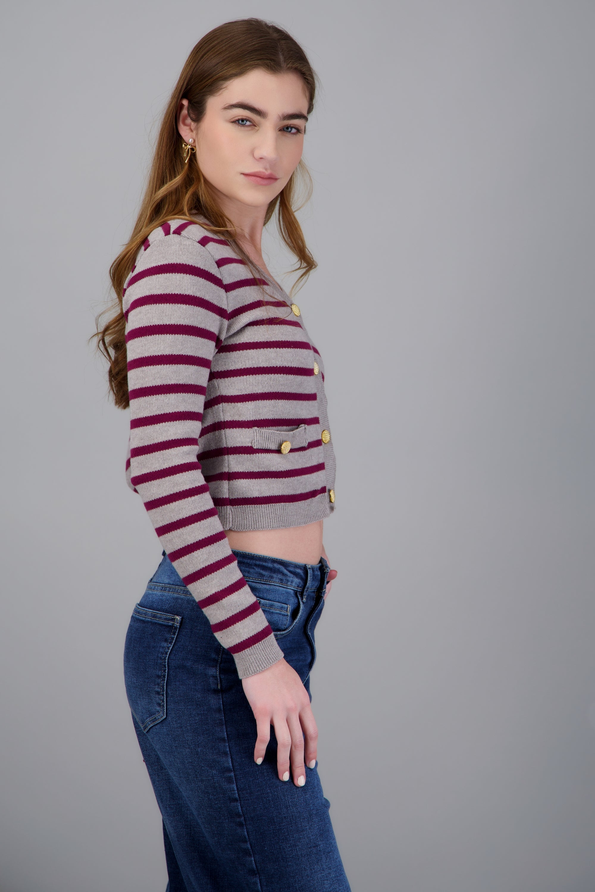 Sueter rayas boton detalle GRIS