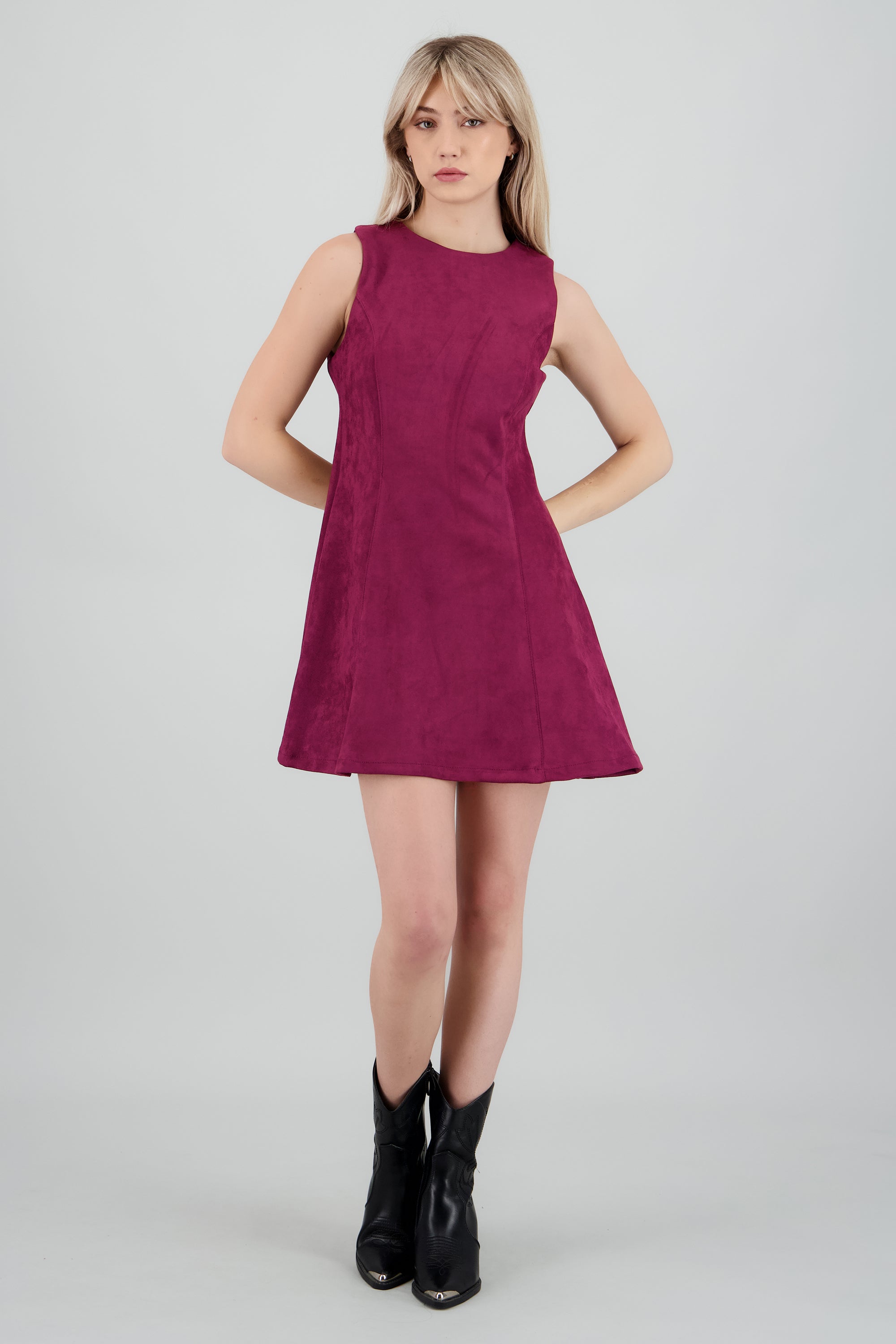 Vestido mini sin mangas detalle cortes CIRUELA
