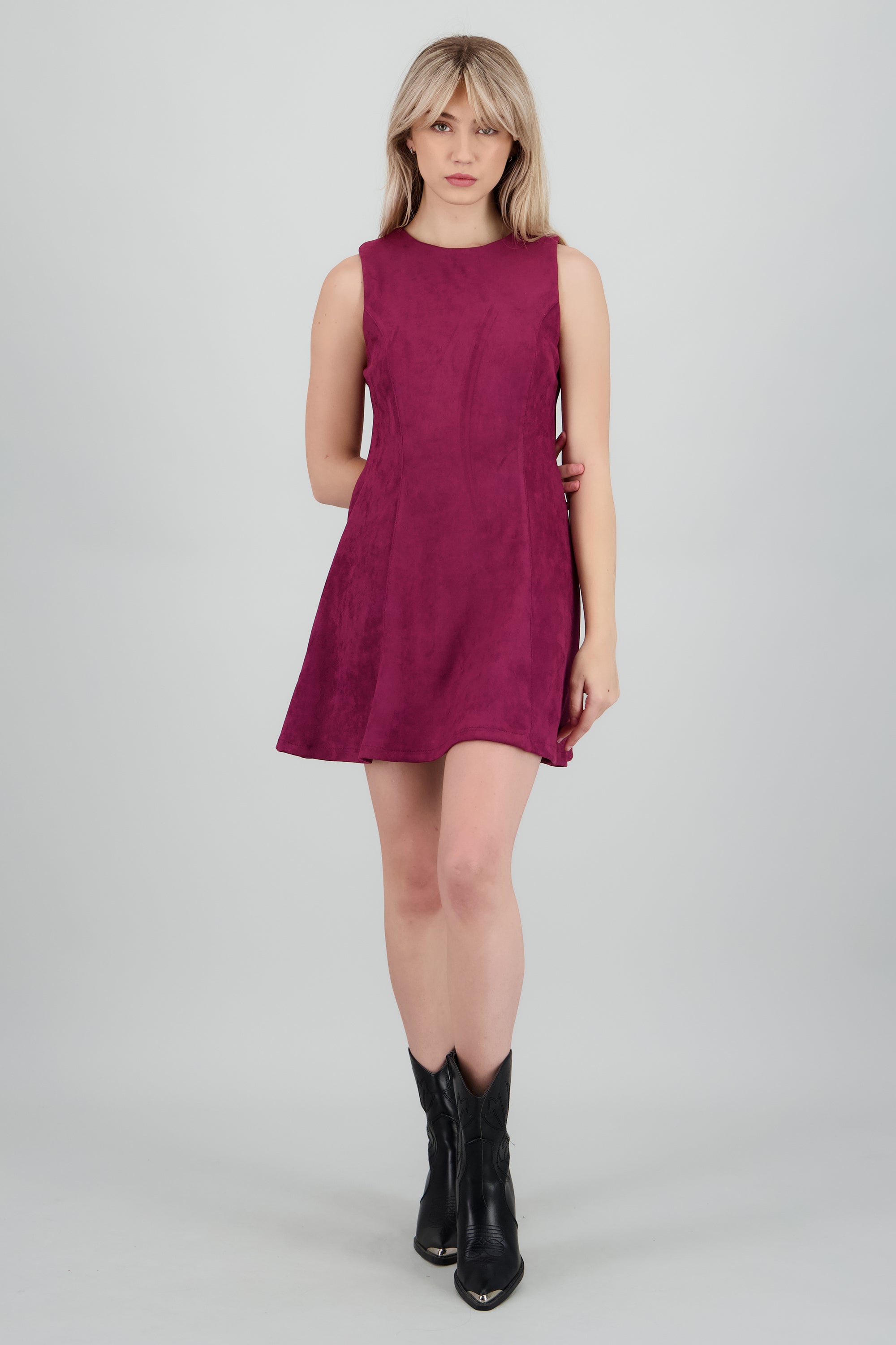 Vestido mini sin mangas detalle cortes CIRUELA