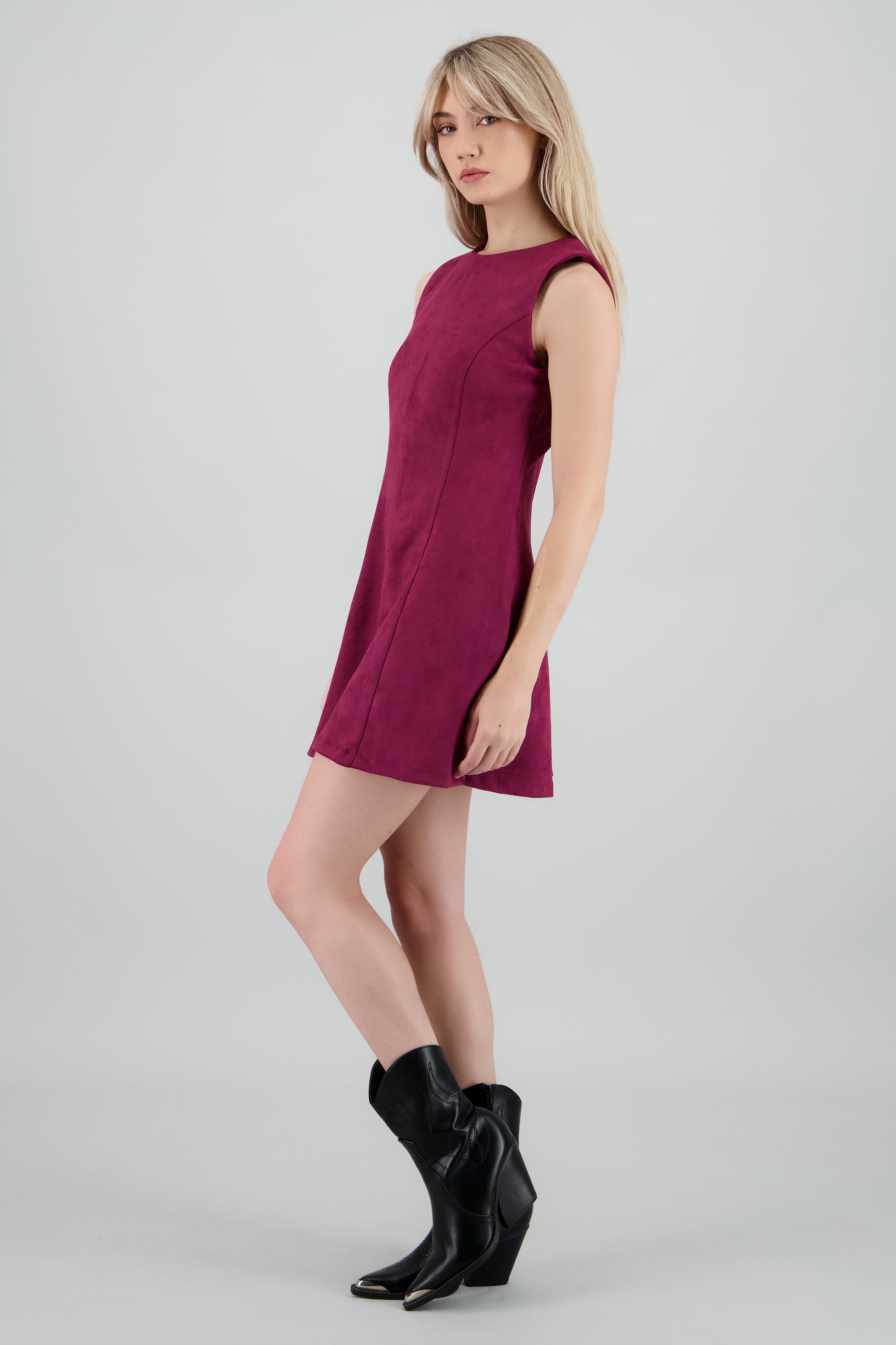 Vestido mini sin mangas detalle cortes CIRUELA